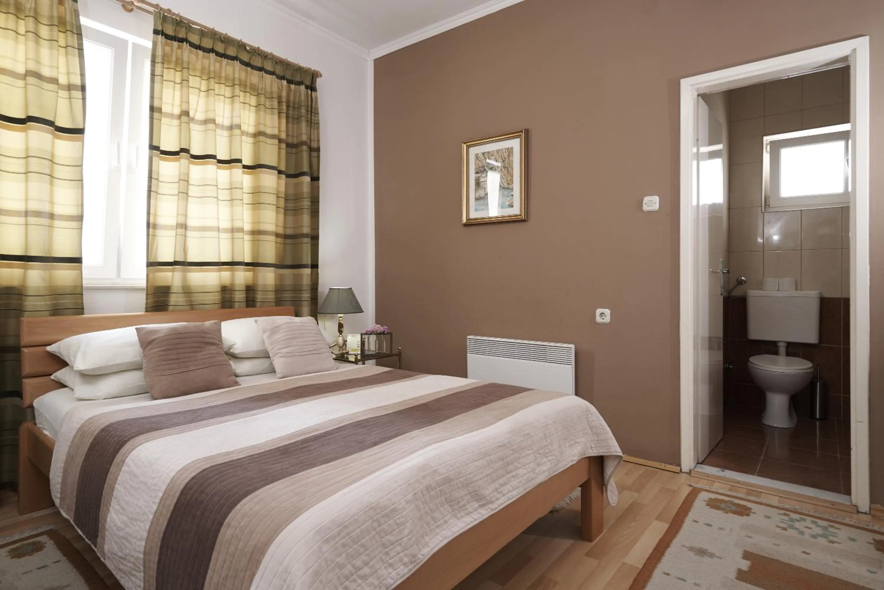 Photo of the whole room, Bed in Pansion Rose