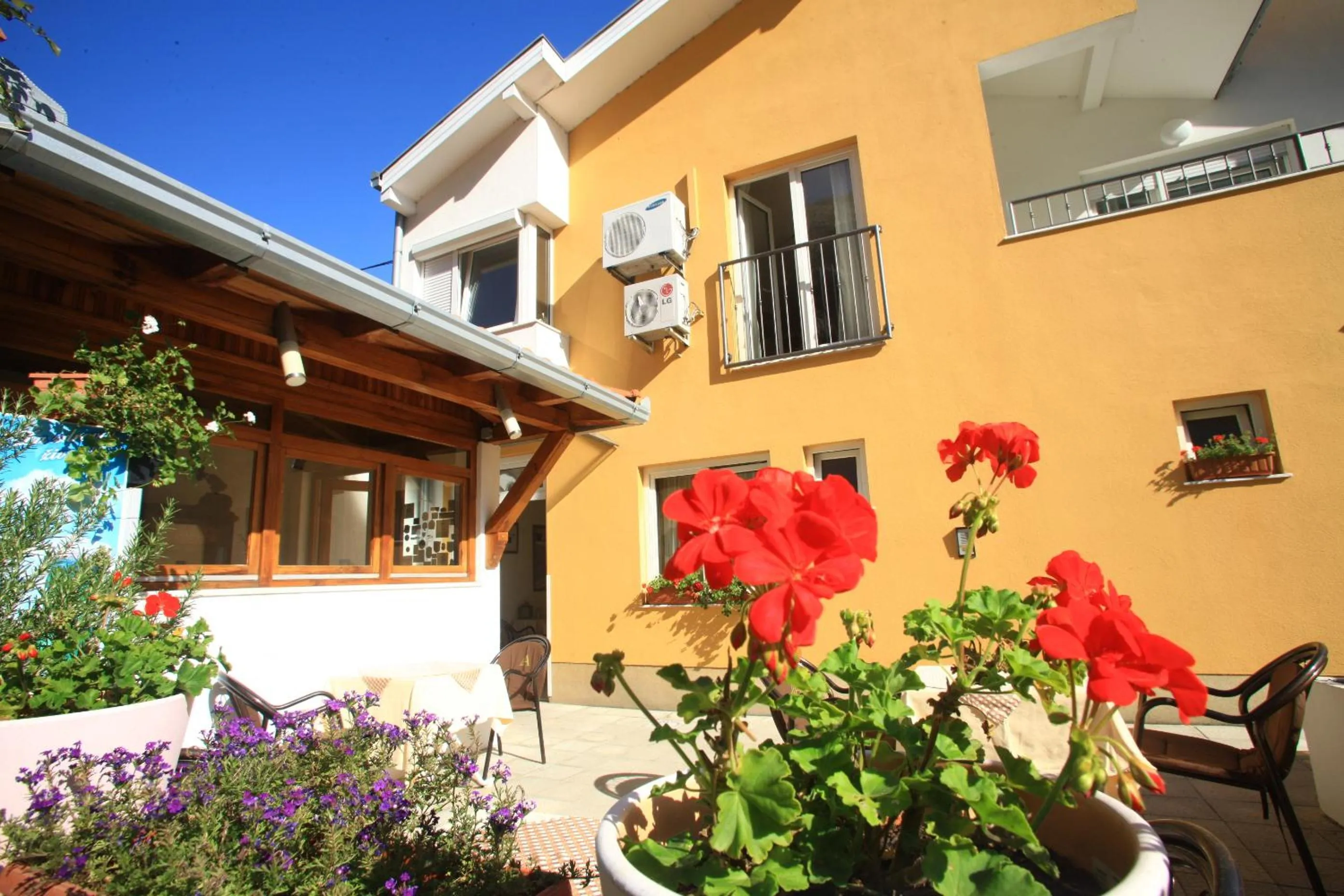 Facade/entrance in Pansion Rose