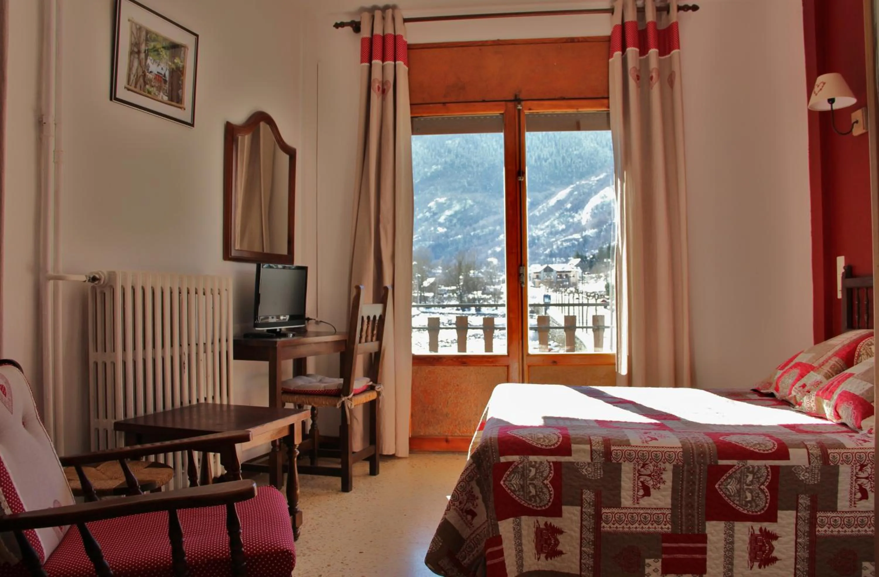 Mountain view, Bed in Hotel Garona