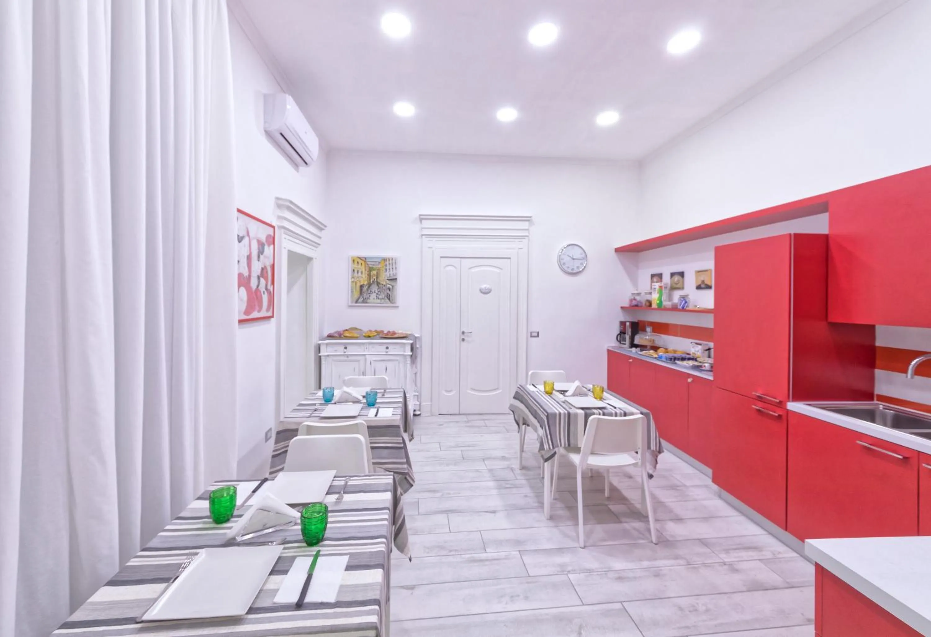 Buffet breakfast in B&B Rest a Napoli