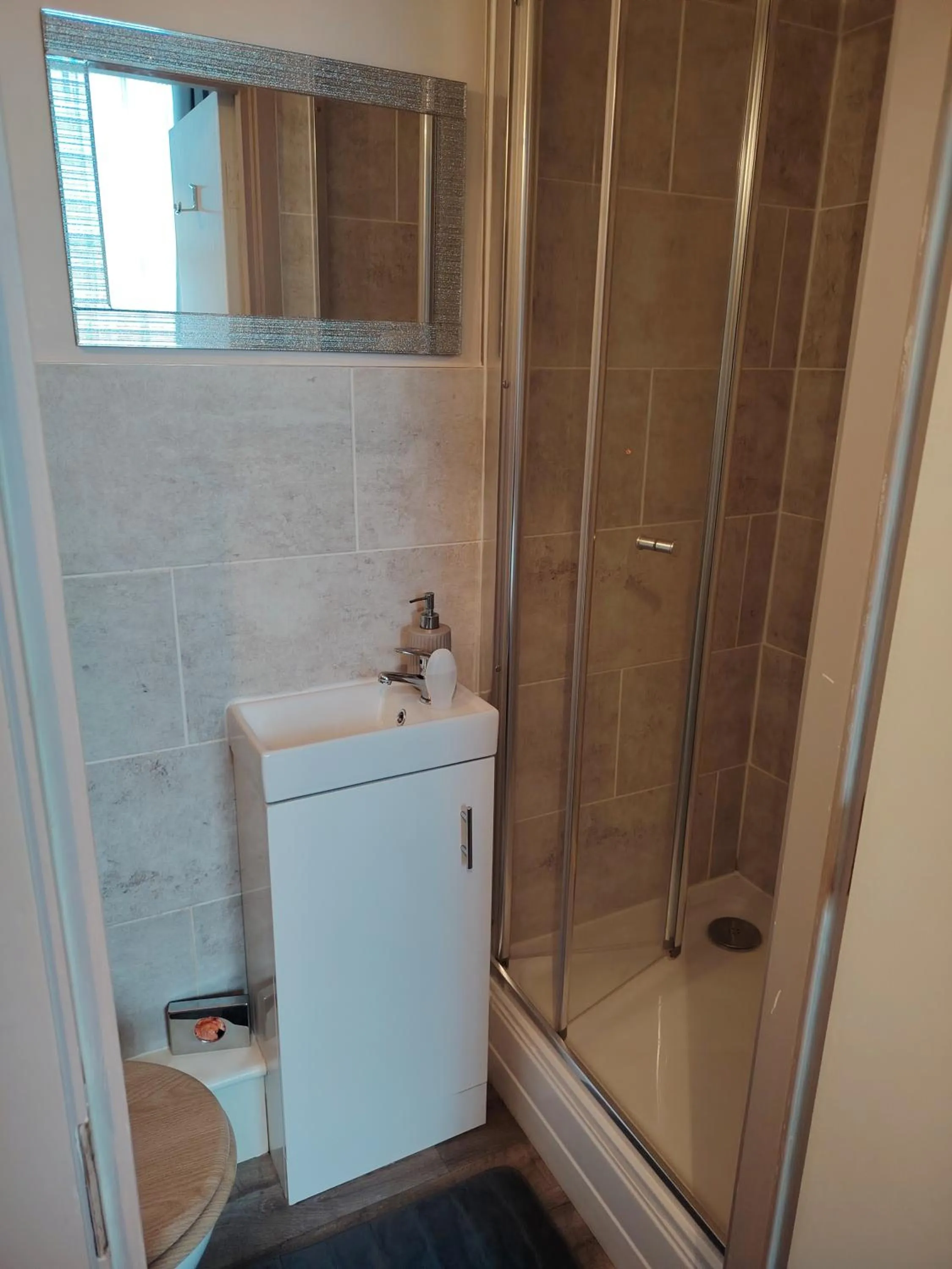 Shower in The Wheatsheaf