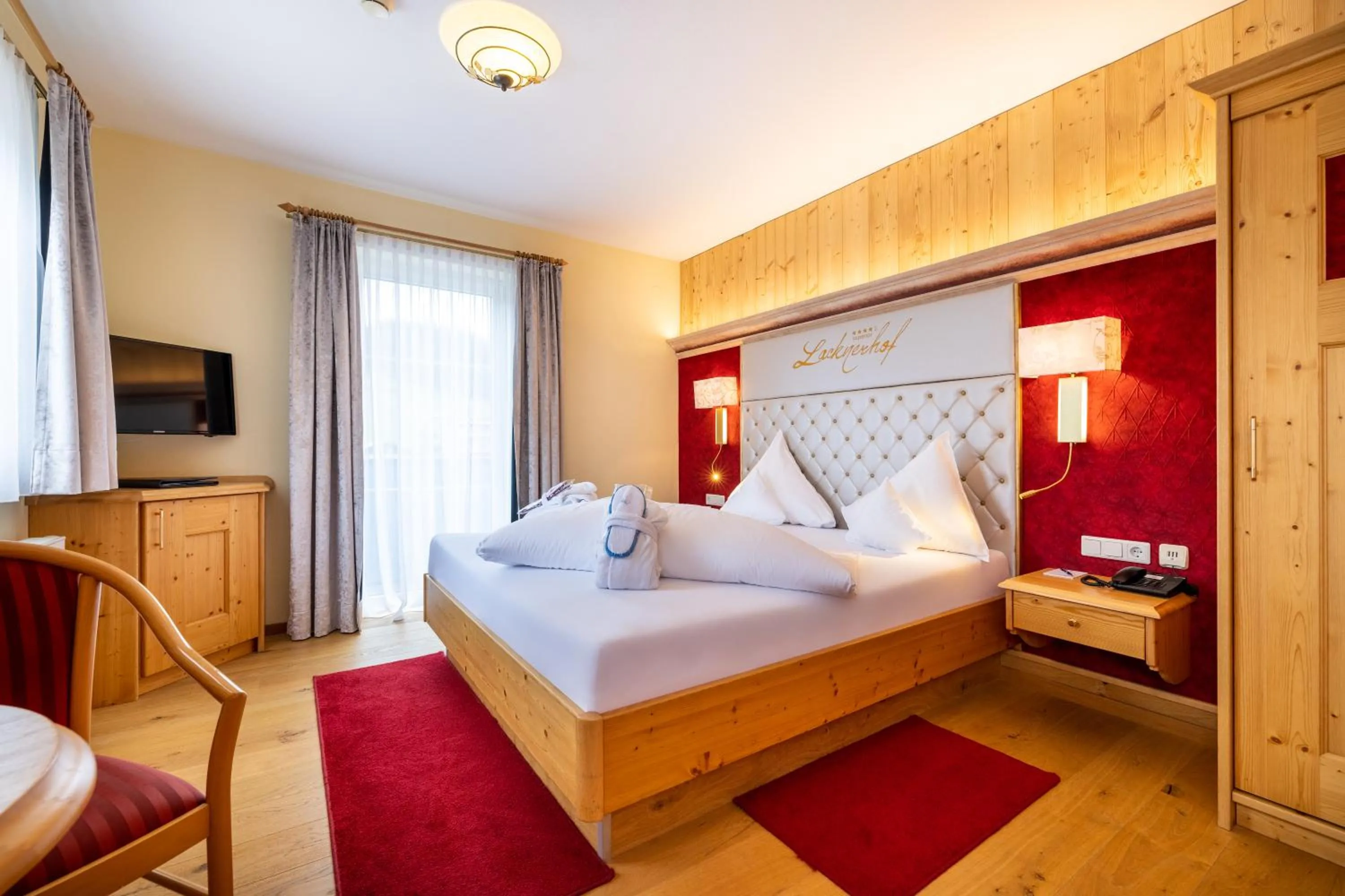 Photo of the whole room, Bed in Schlosshotel Lacknerhof