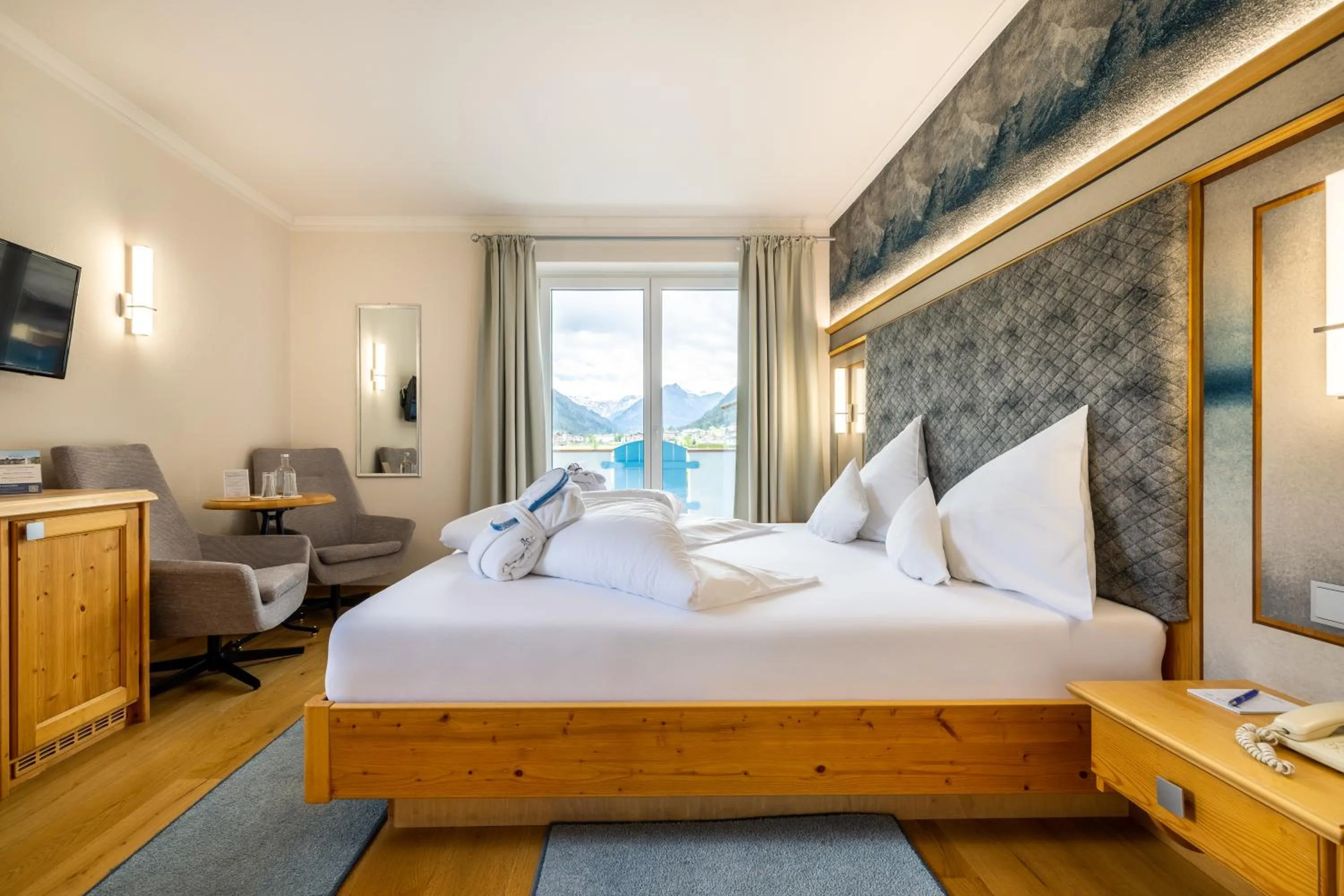 Photo of the whole room, Bed in Schlosshotel Lacknerhof