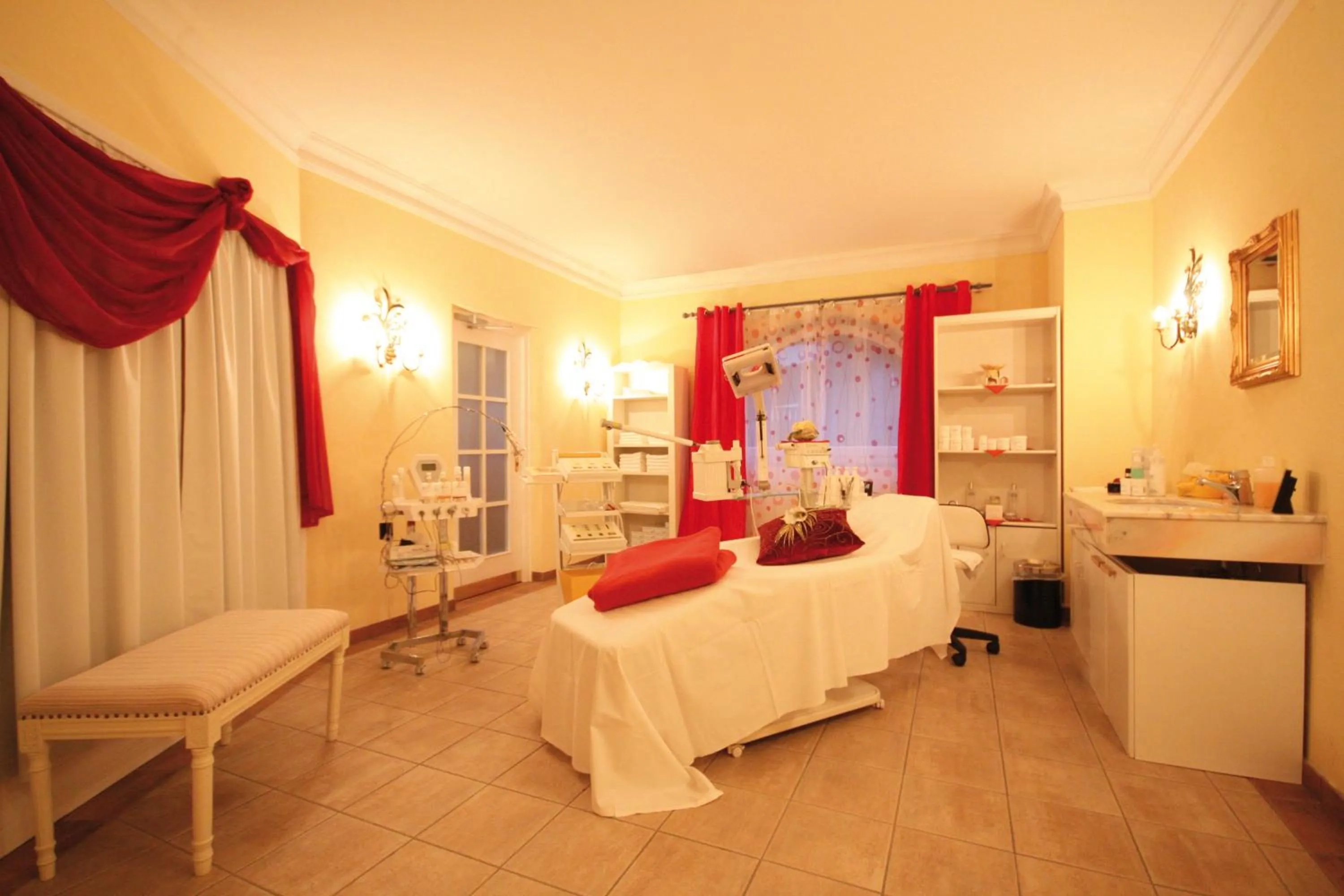 Spa and wellness centre/facilities, Bed in Schlosshotel Lacknerhof