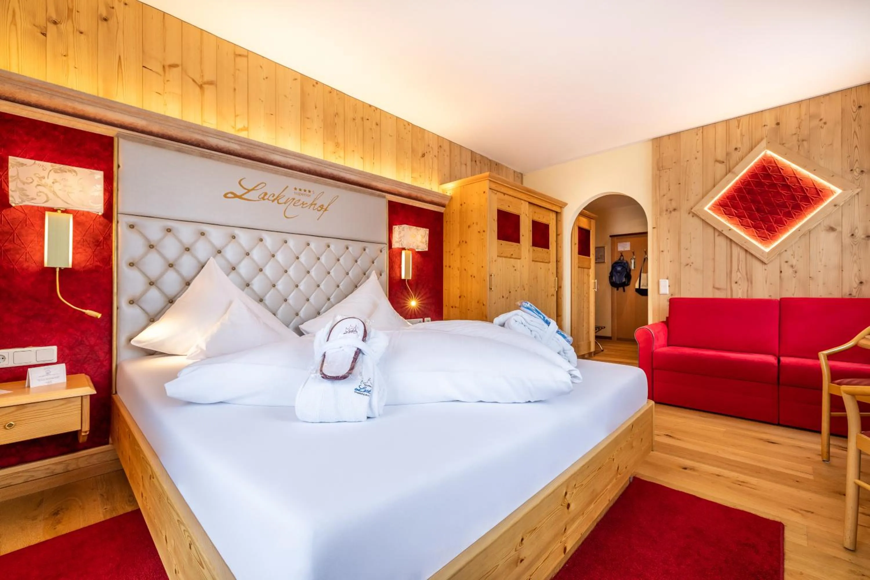 Photo of the whole room, Bed in Schlosshotel Lacknerhof