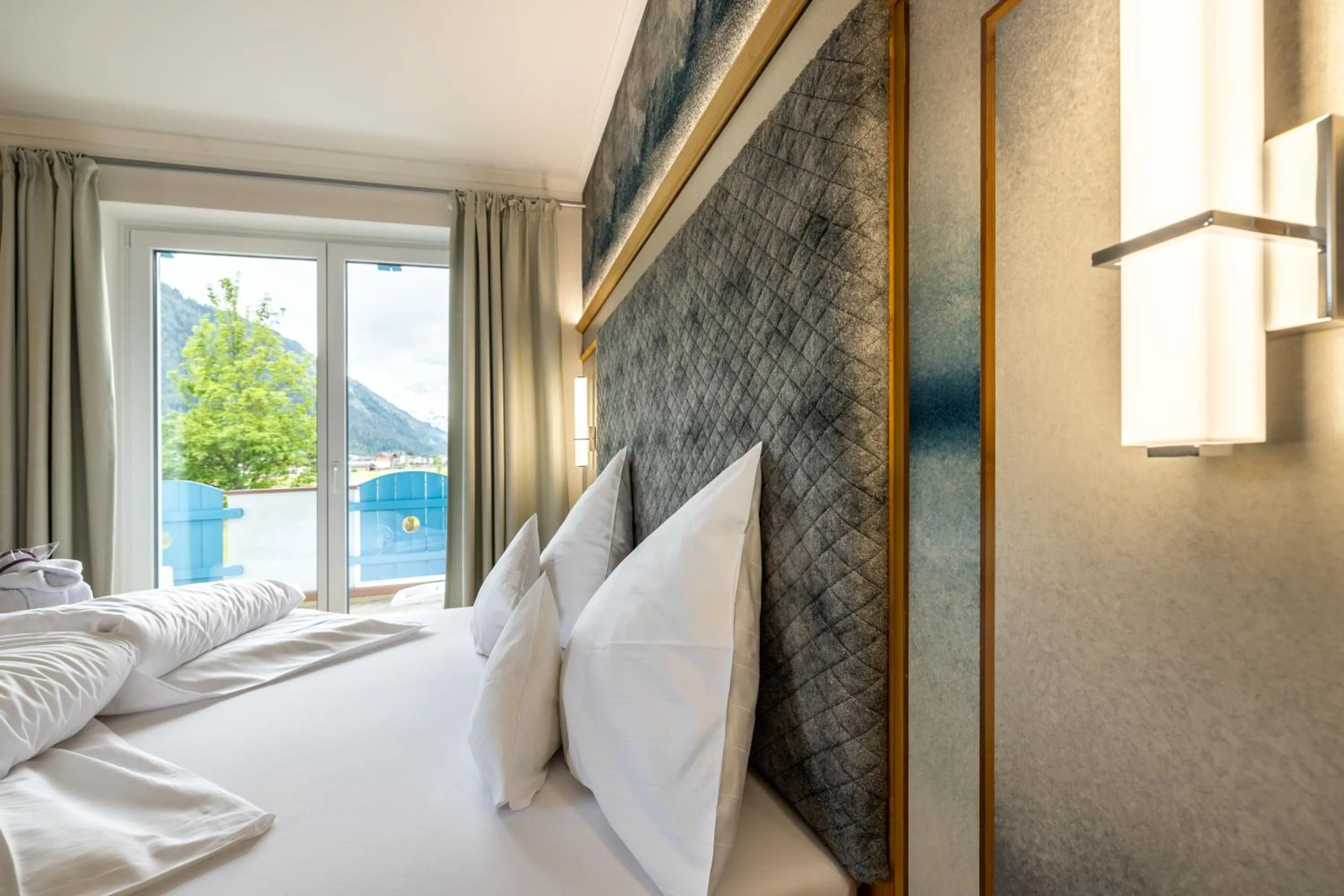 Photo of the whole room, Bed in Schlosshotel Lacknerhof