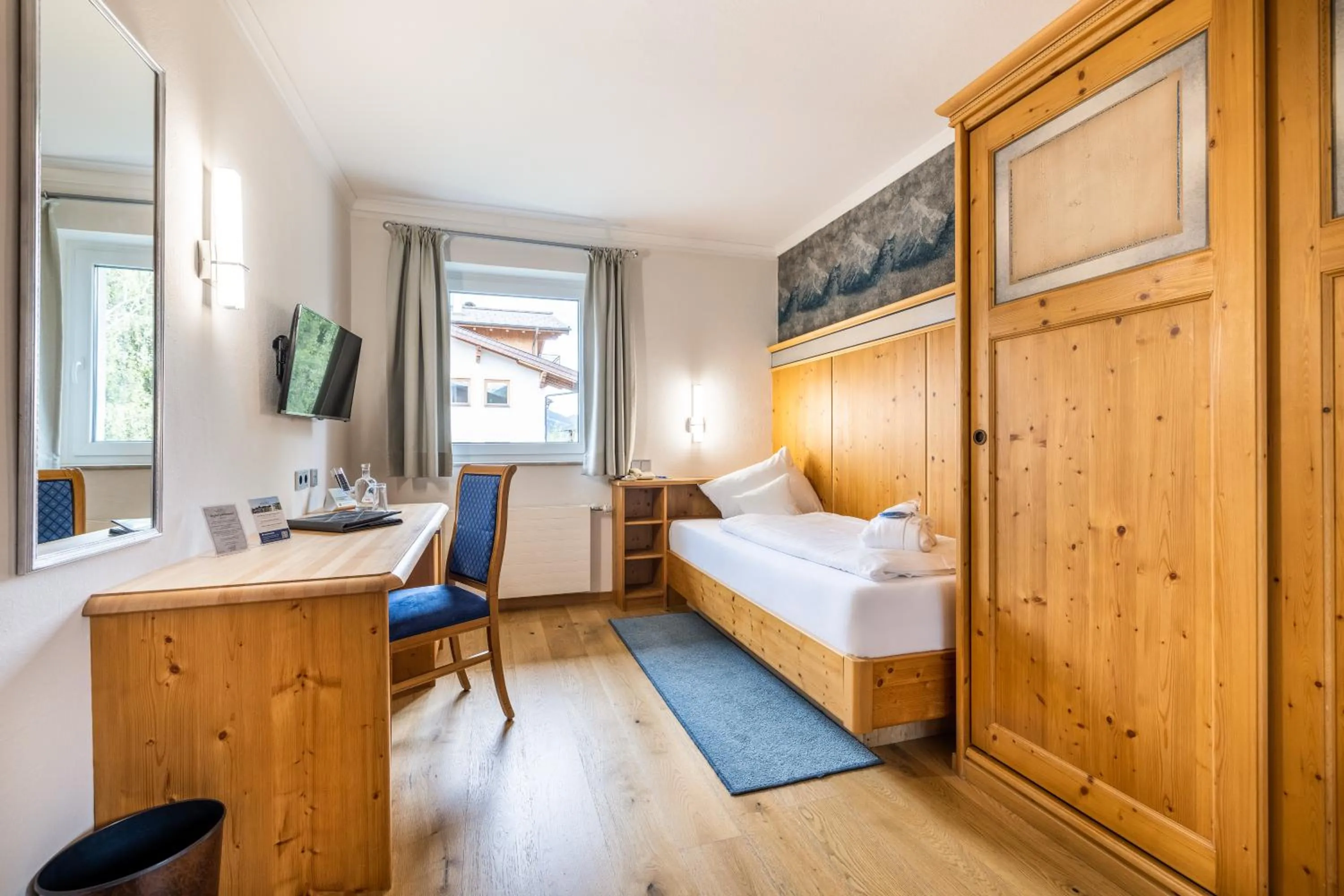 Photo of the whole room, Bed in Schlosshotel Lacknerhof