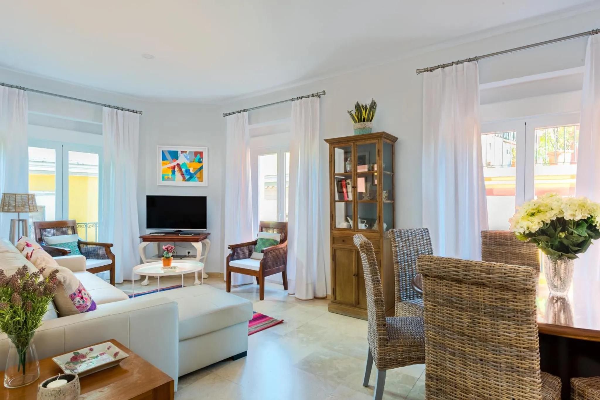 Library in Genteel Home San Isidoro