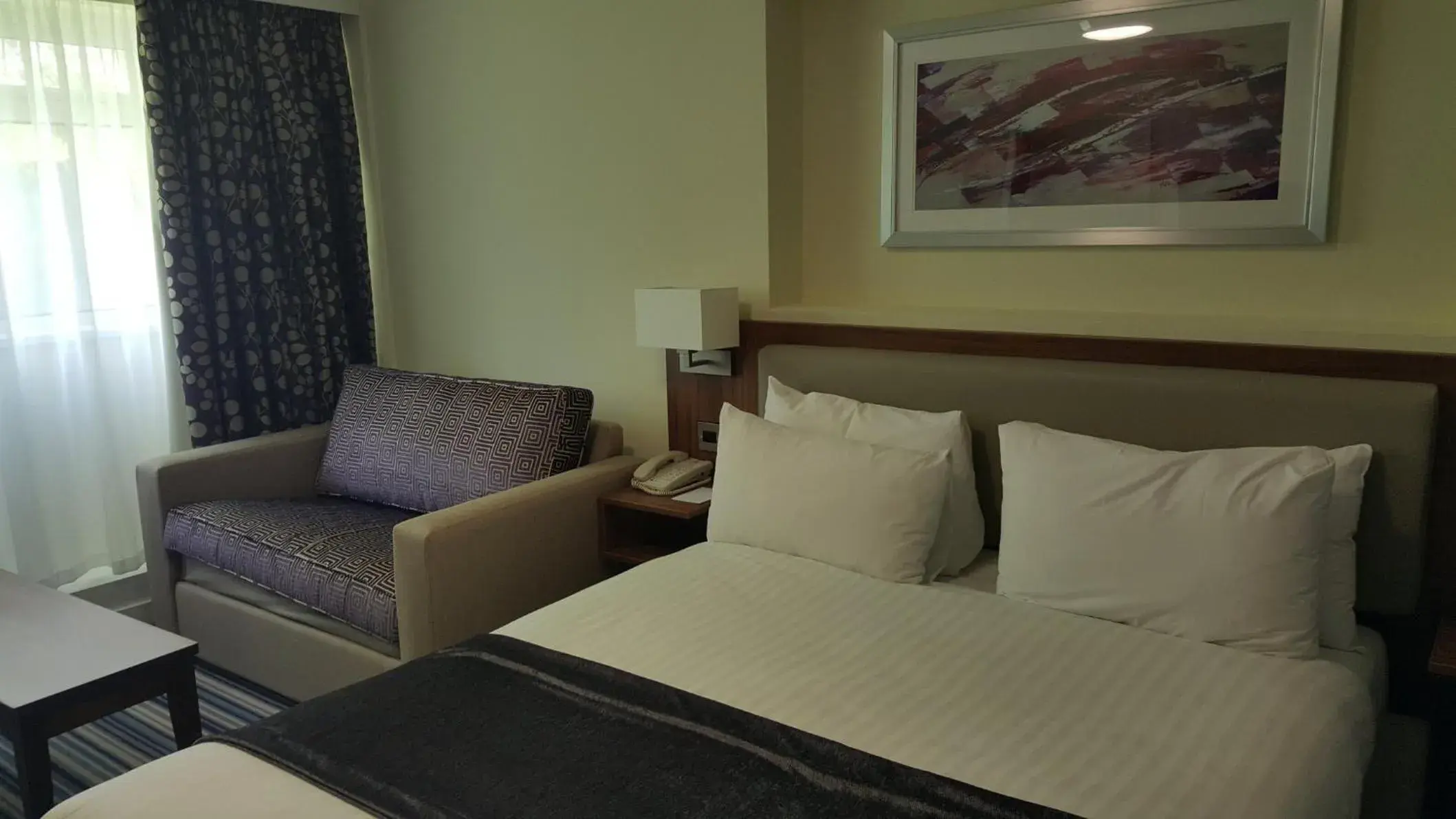 Standard Queen Room with Single Sofa Bed in Holiday Inn Derby/Nottingham by IHG Standard Queen Room with Single Sofa Bed in Holiday Inn Derby/Nottingham by IHG