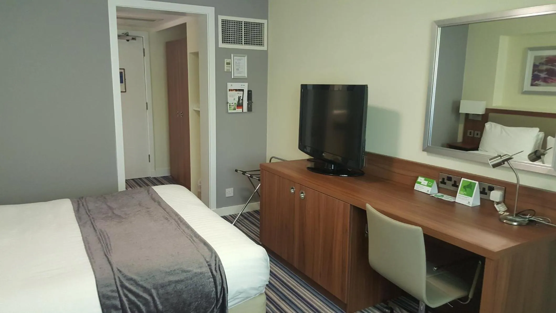 Photo of the whole room, Bed in Holiday Inn Derby/Nottingham by IHG
