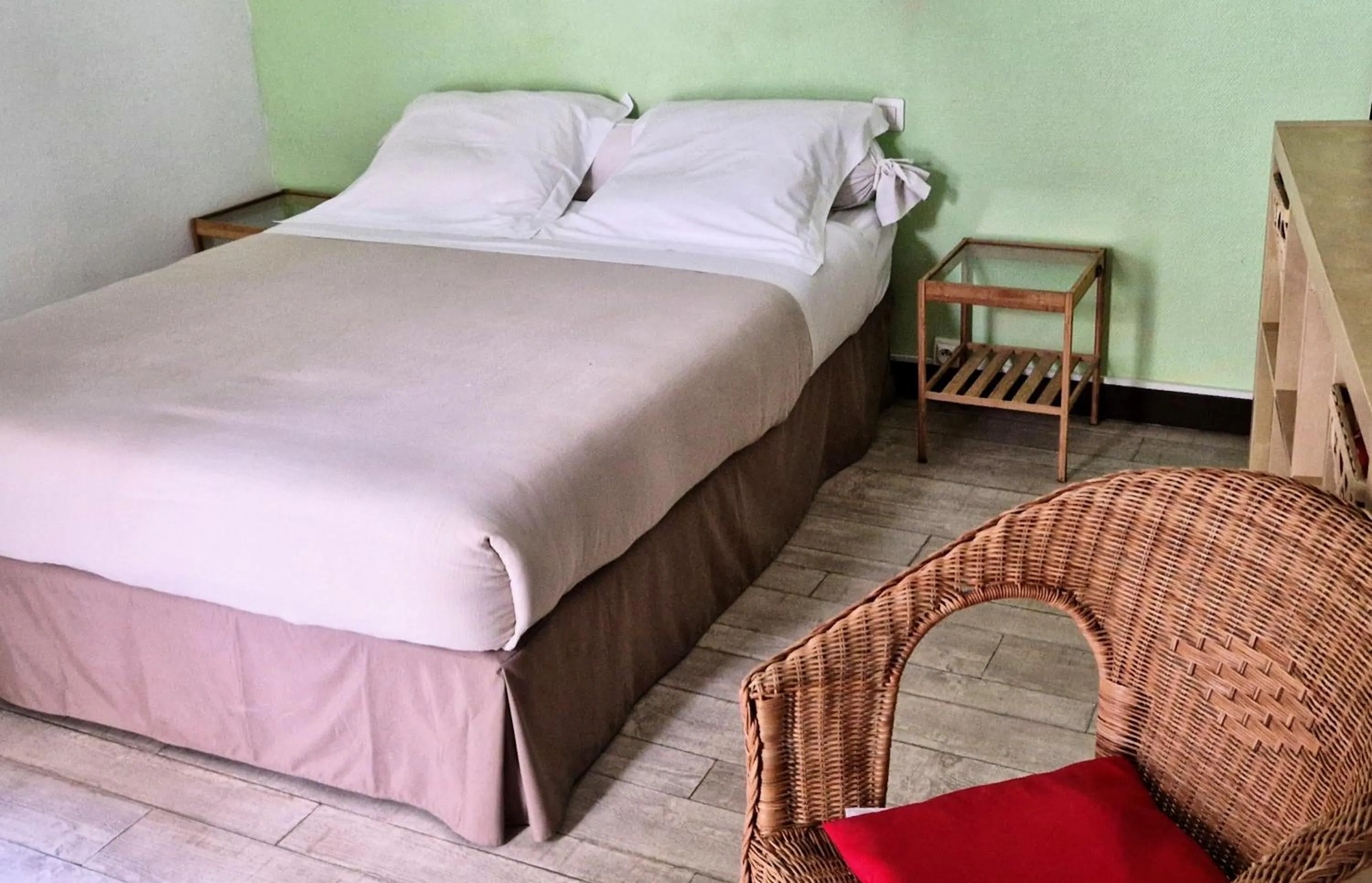 Property building, Bed in Le palais, hôtel - restaurant