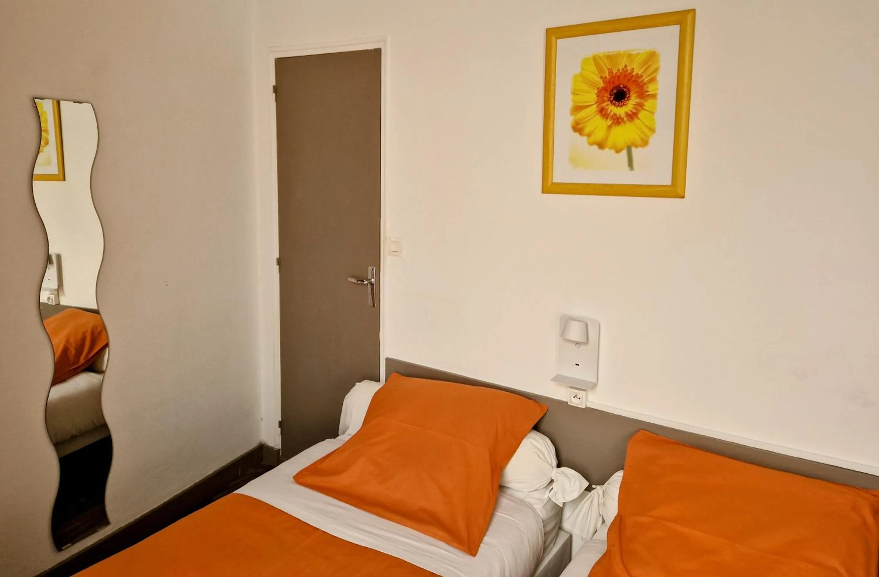 Property building, Bed in Le palais, hôtel - restaurant