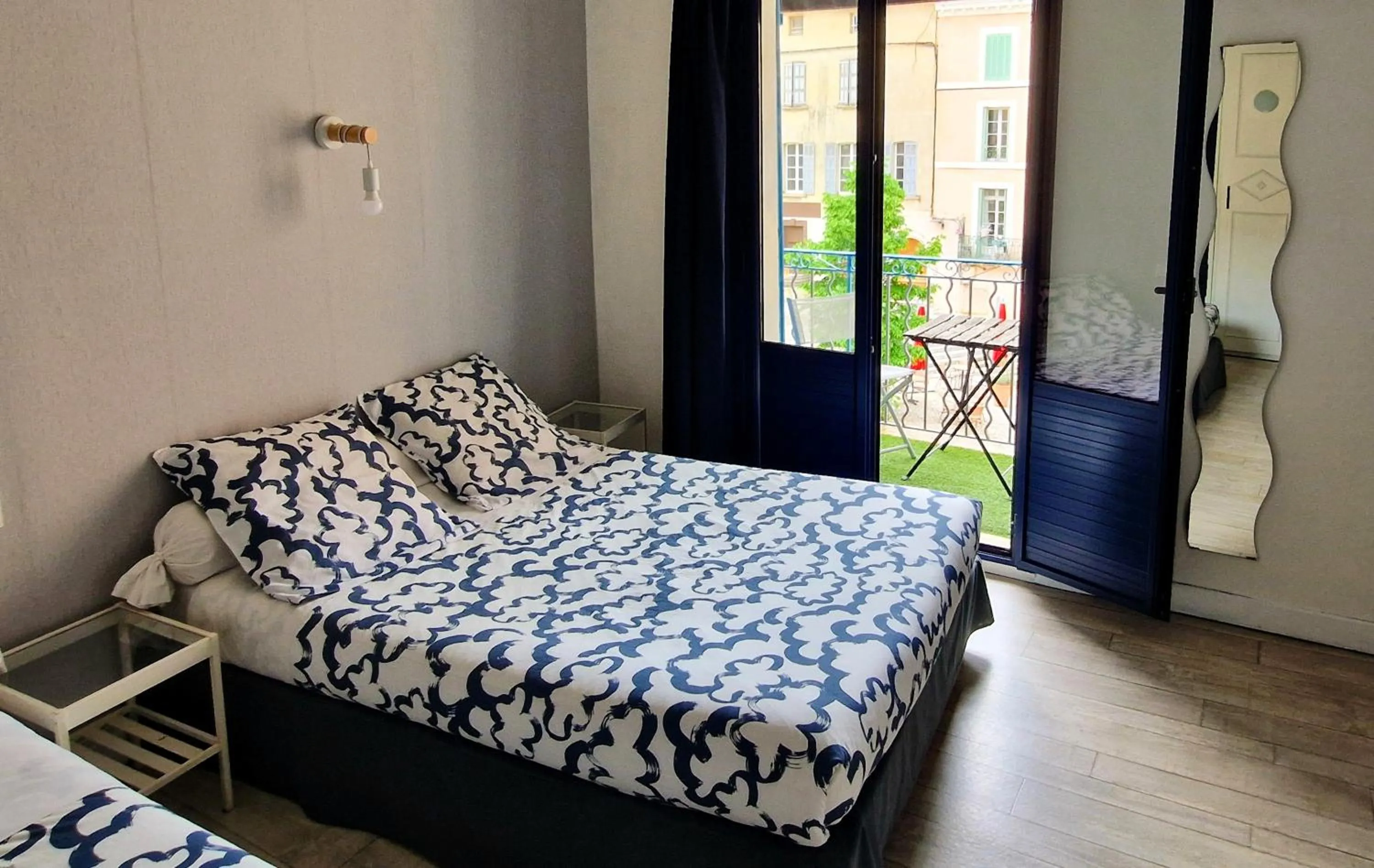 Balcony/Terrace, Bed in Le palais, hôtel - restaurant