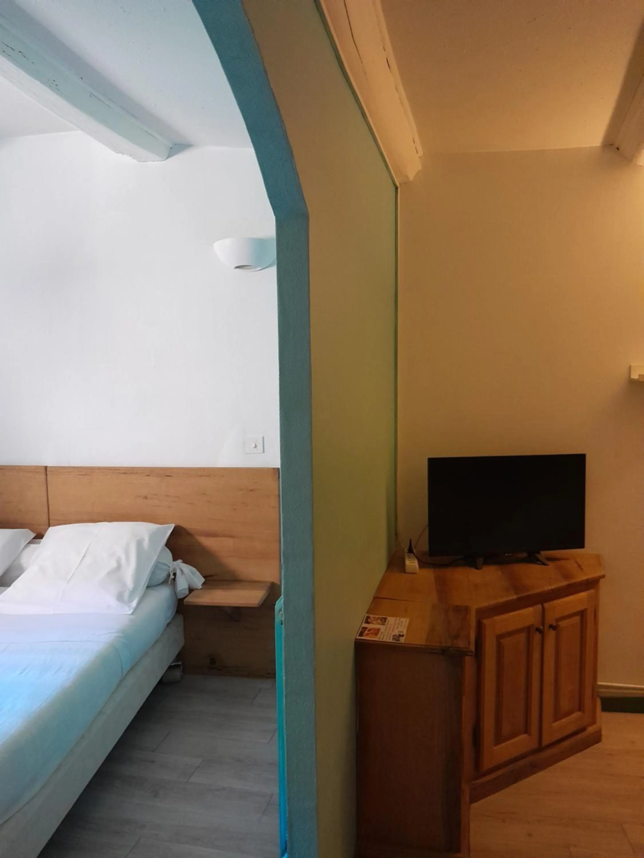 Photo of the whole room, Bed in Le palais, hôtel - restaurant