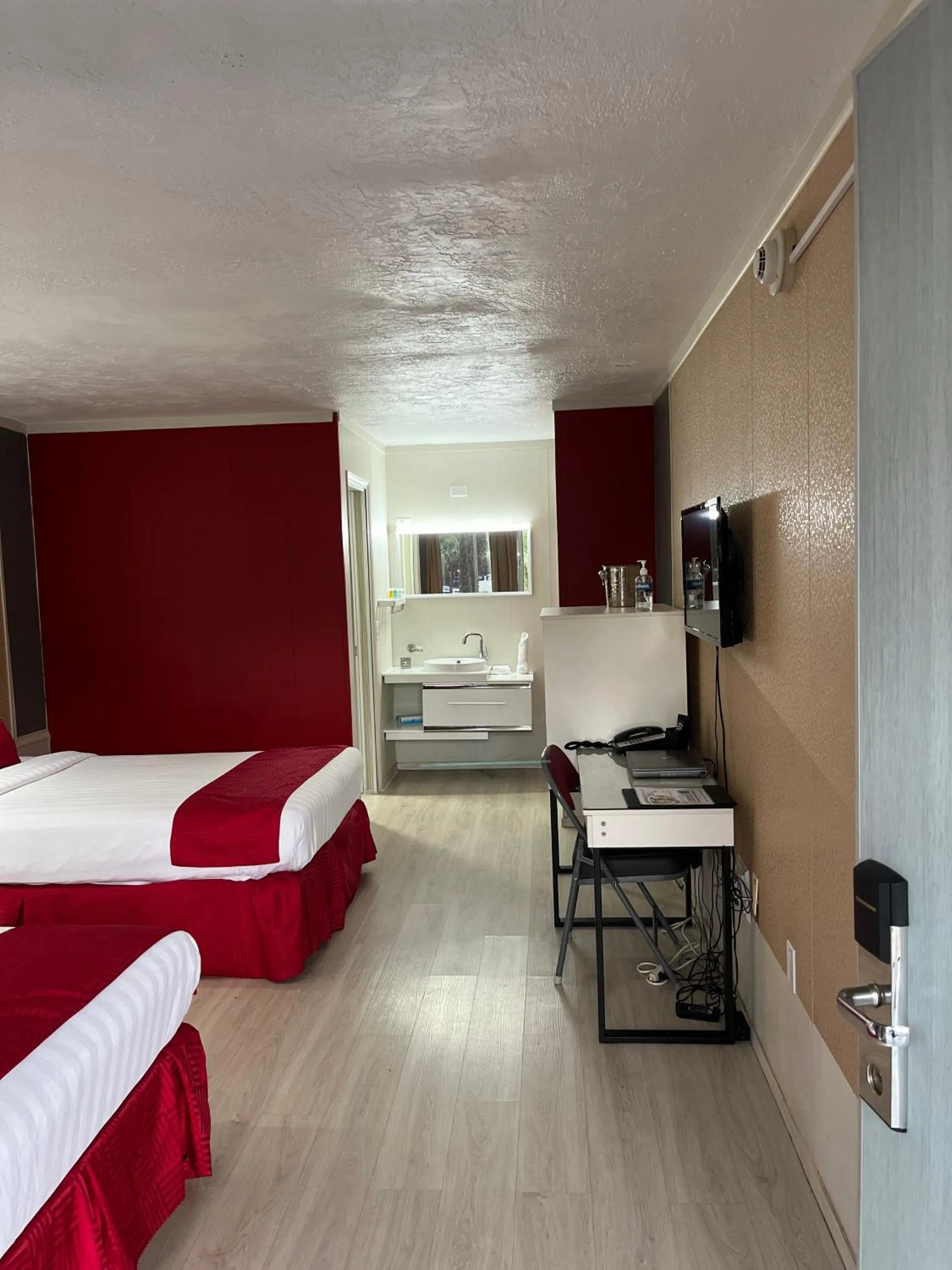 Photo of the whole room, Bed in Travelodge by Wyndham Orlando at Heart of International Drive