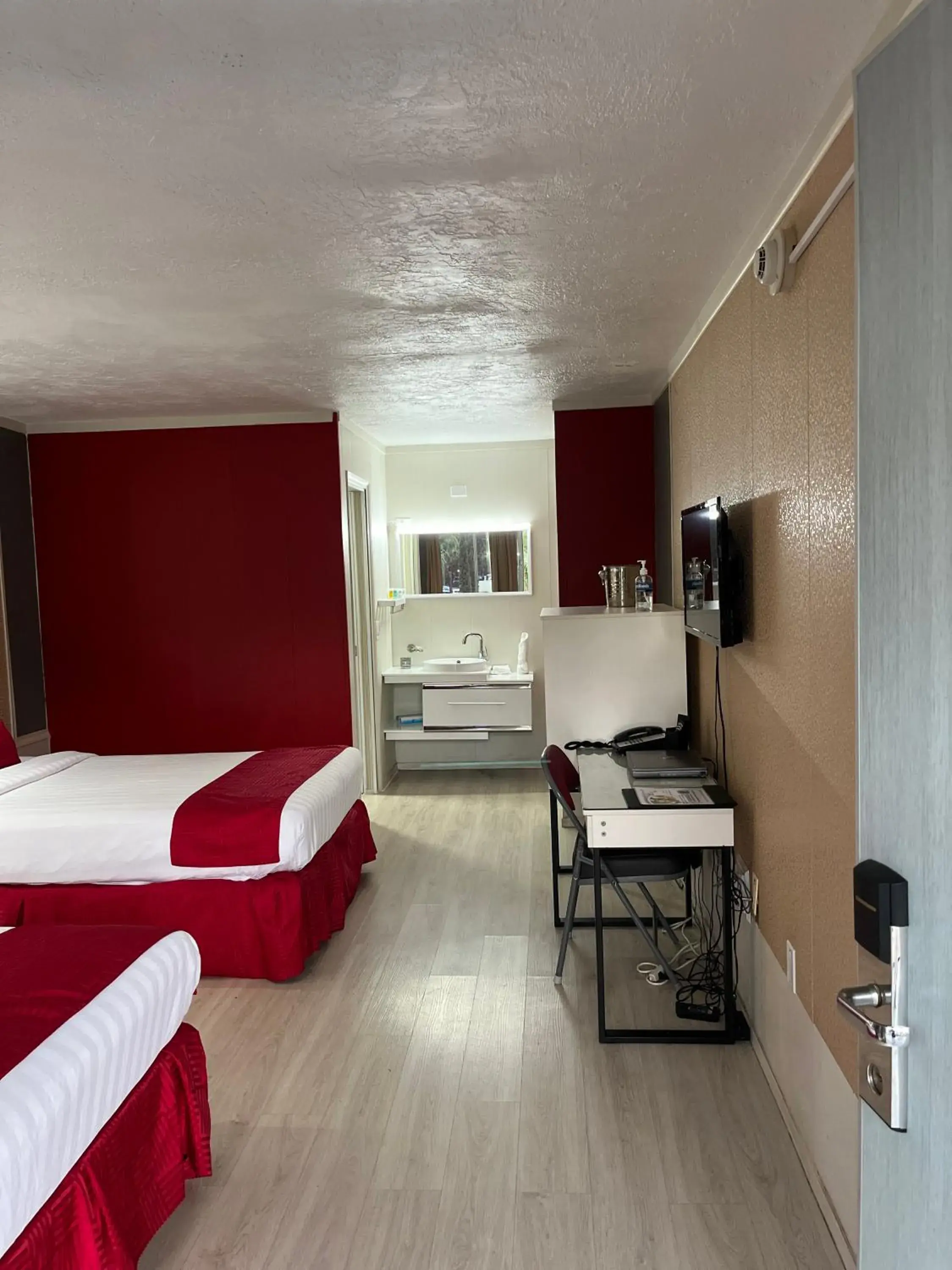 Photo of the whole room, Bed in Travelodge by Wyndham Orlando at Heart of International Drive Photo of the whole room, Bed in Travelodge by Wyndham Orlando at Heart of International Drive