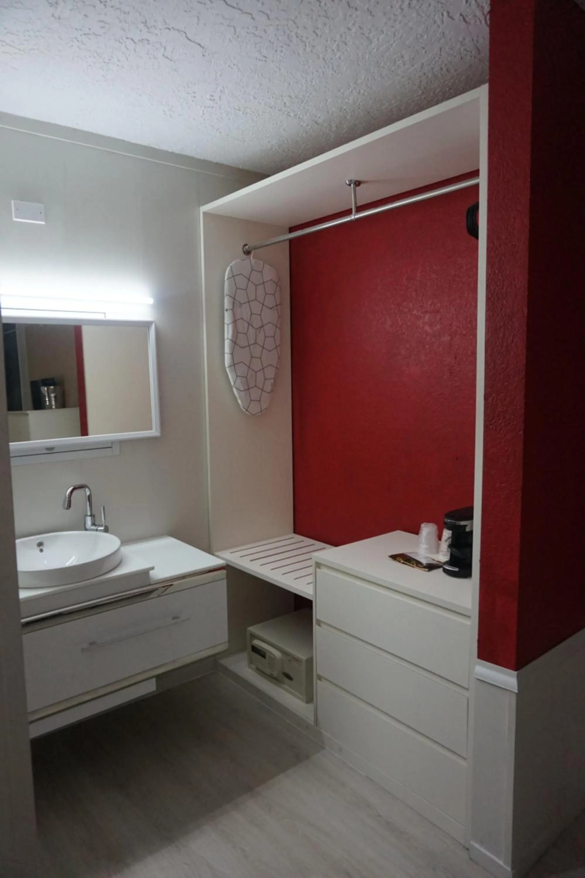 Coffee/tea facilities in Travelodge by Wyndham Orlando at Heart of International Drive