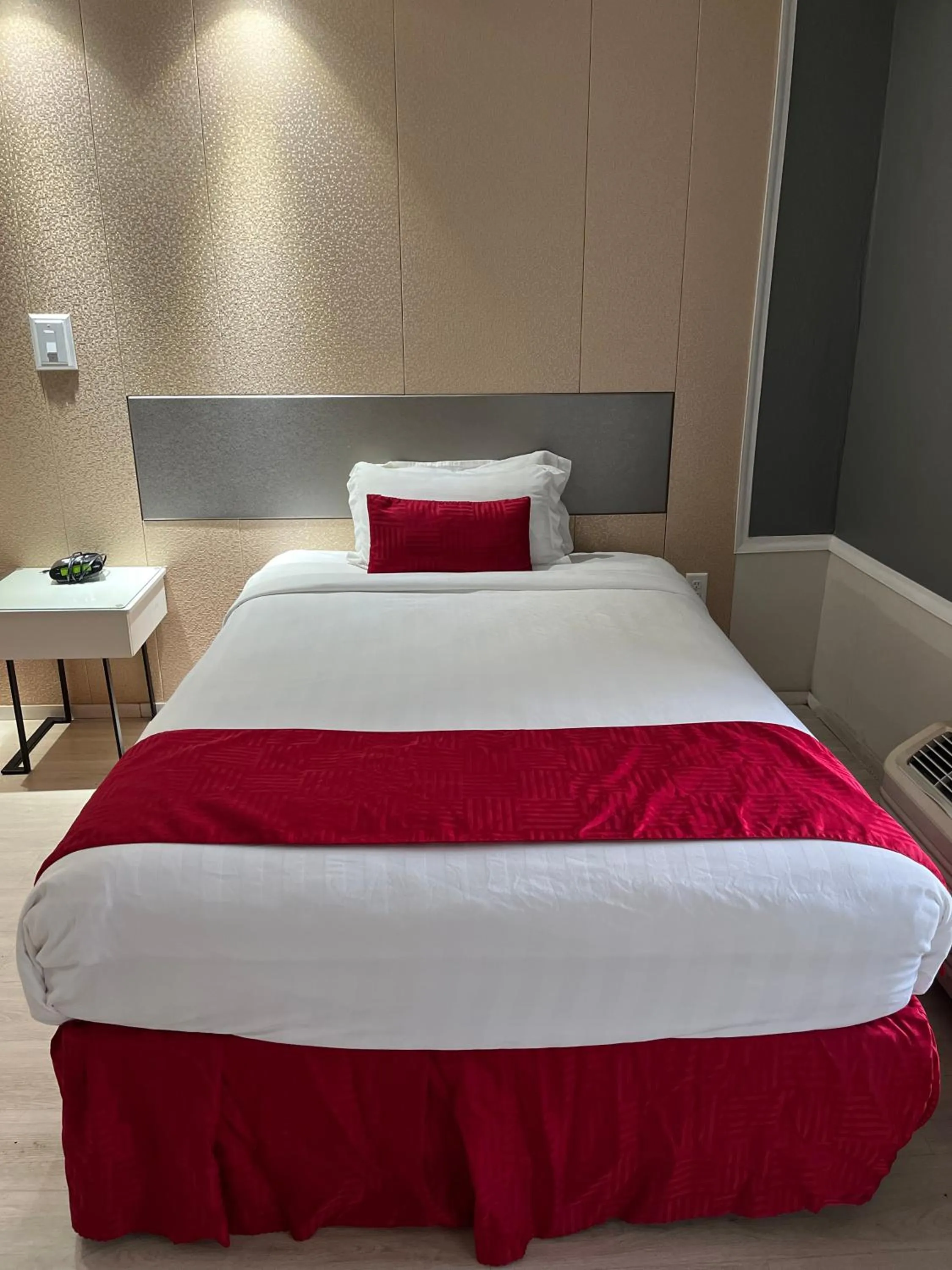 Bed in Travelodge by Wyndham Orlando at Heart of International Drive