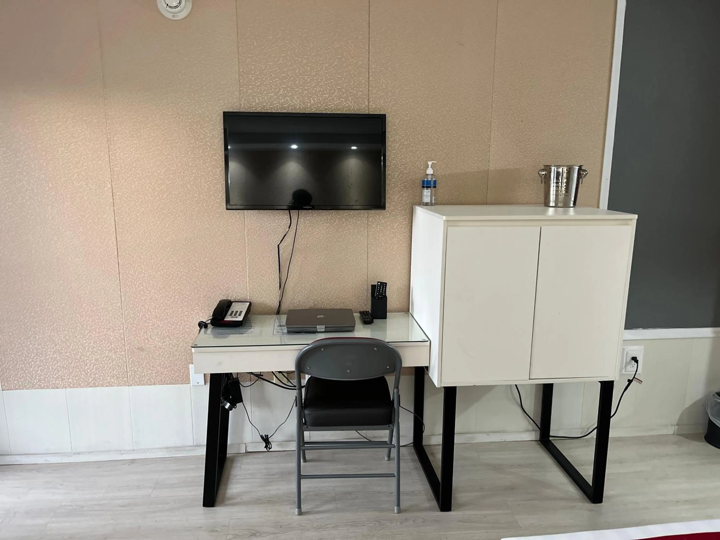 TV and multimedia in Travelodge by Wyndham Orlando at Heart of International Drive