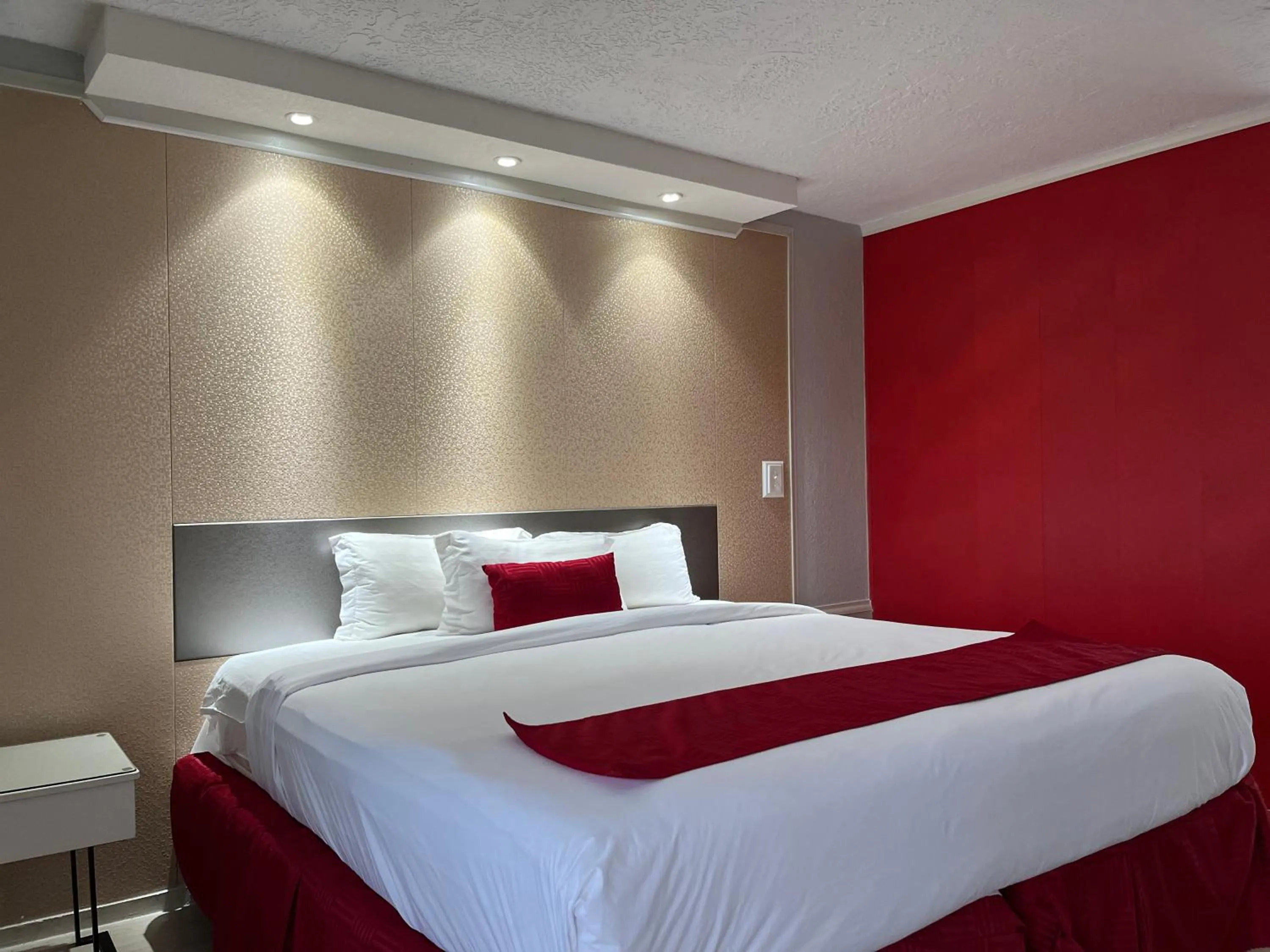 Bed in Travelodge by Wyndham Orlando at Heart of International Drive