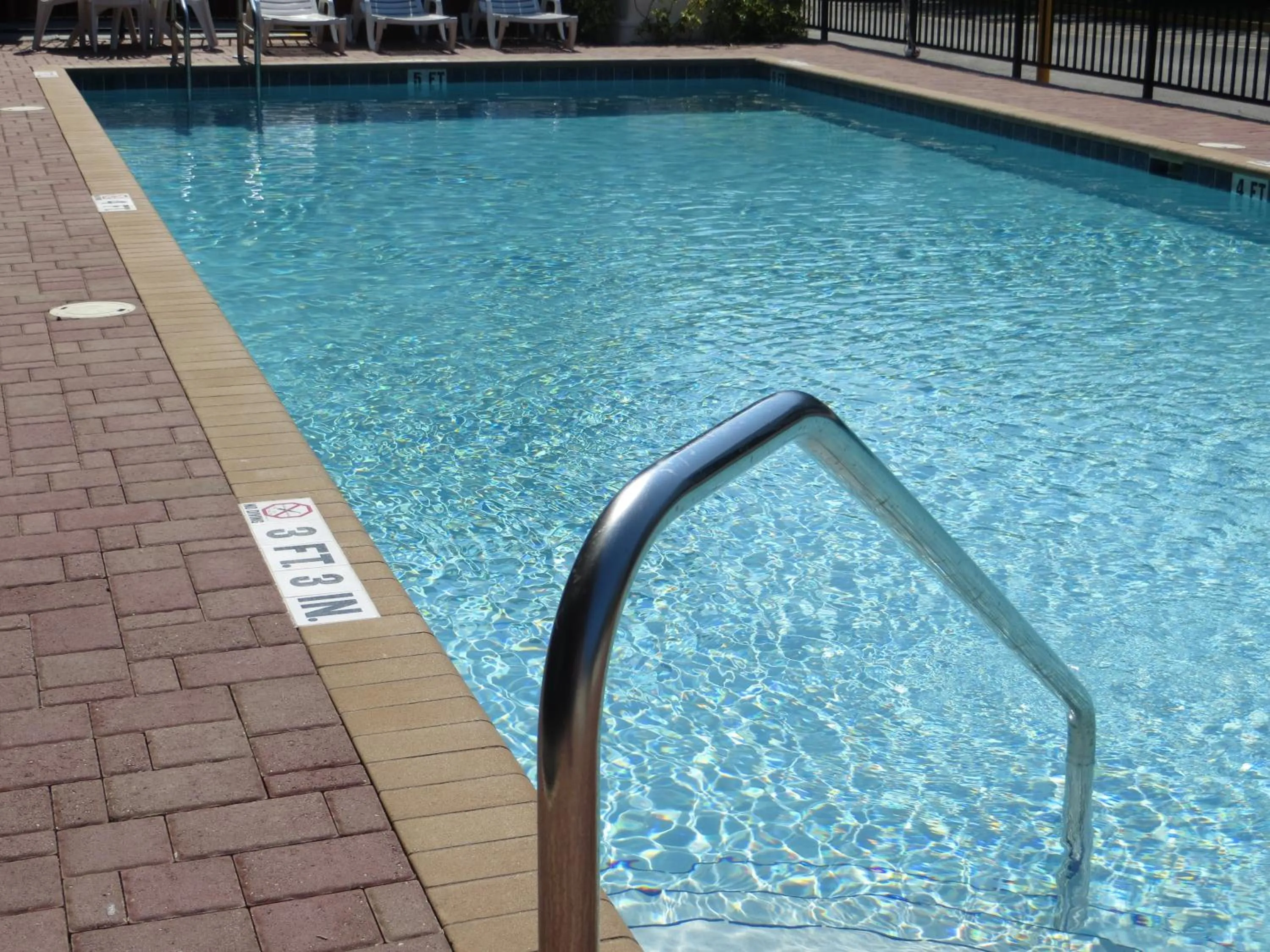 Swimming pool in Travelodge by Wyndham Orlando at Heart of International Drive