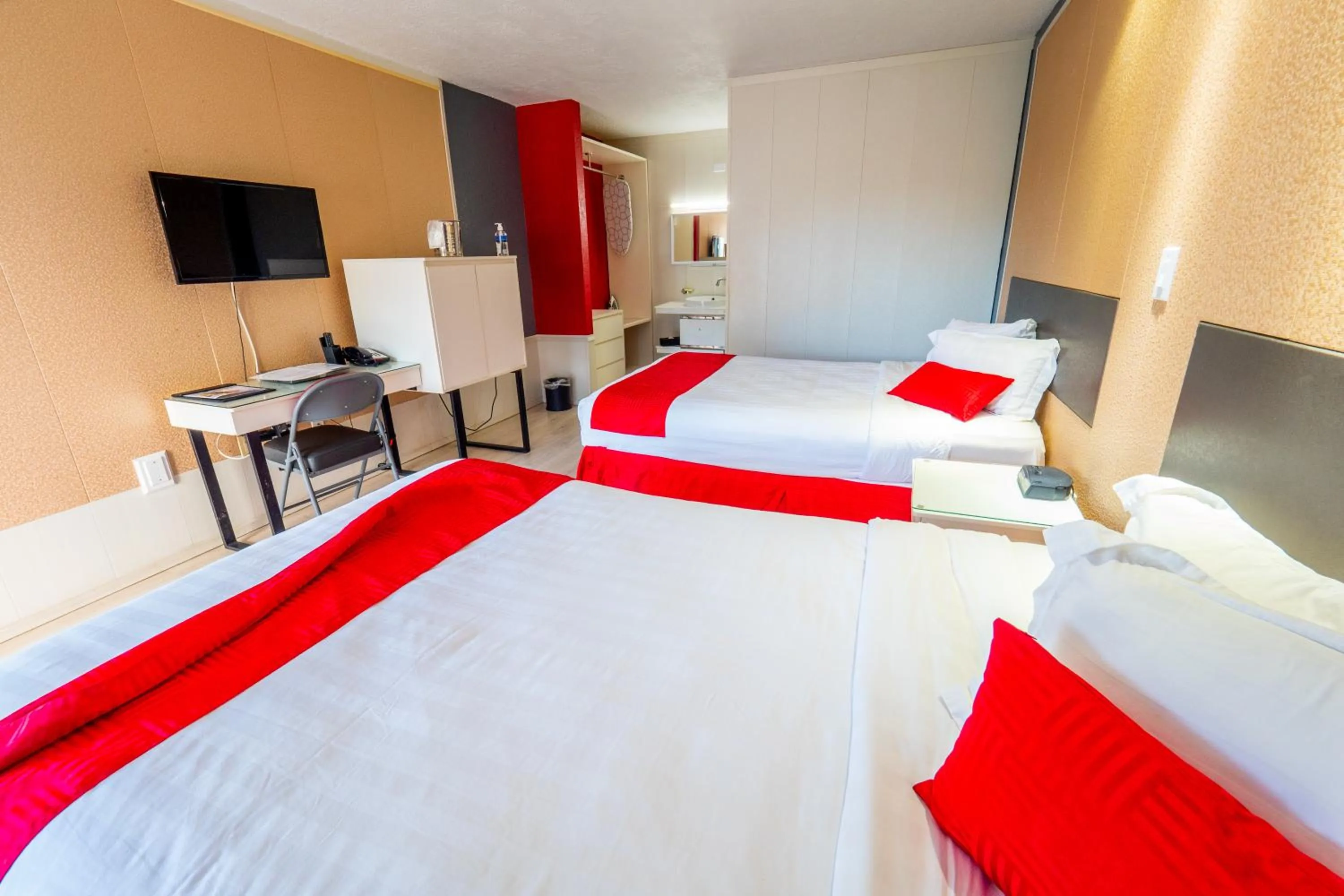 Bed in Travelodge by Wyndham Orlando at Heart of International Drive