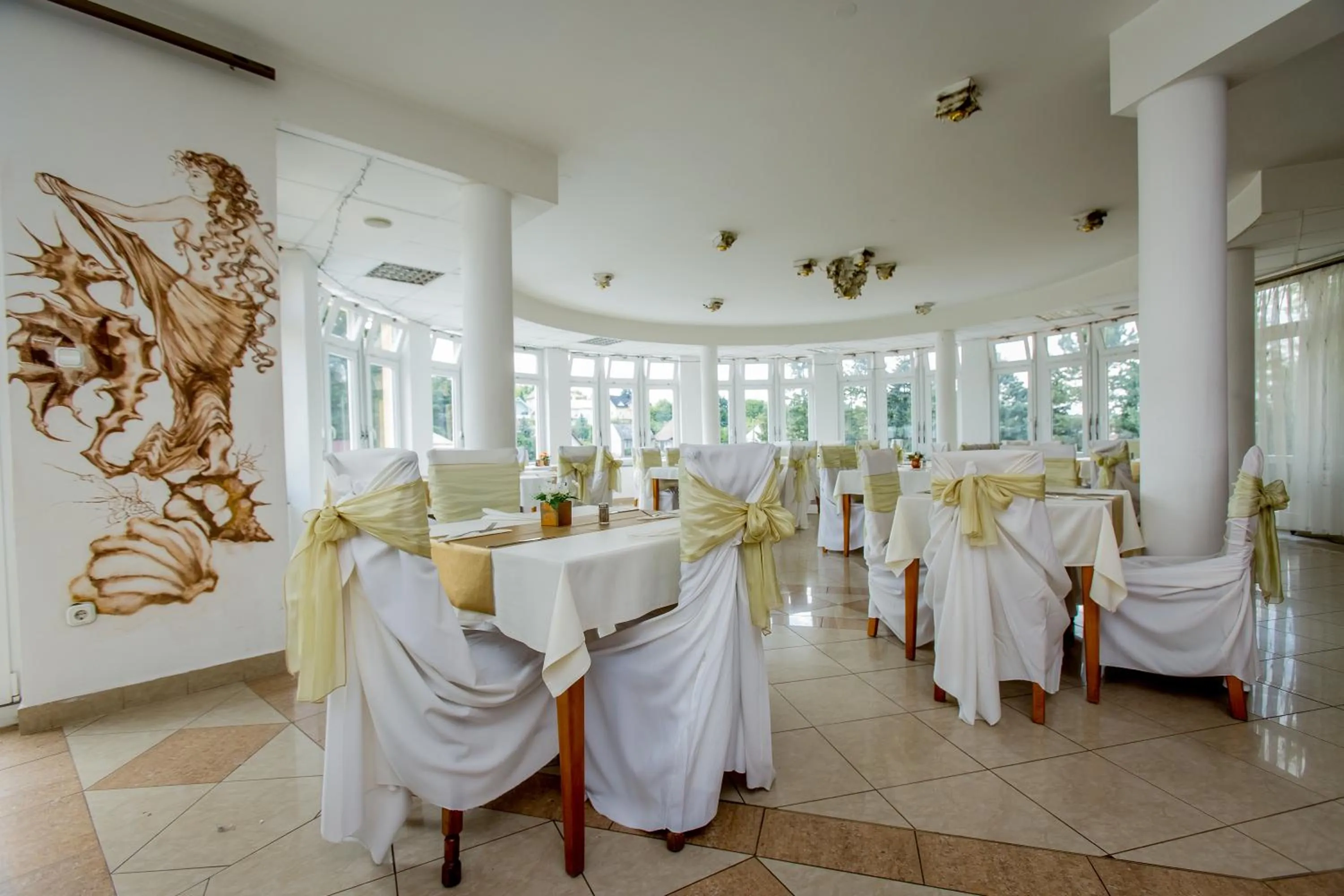 Restaurant/places to eat in Aphrodite Hotel