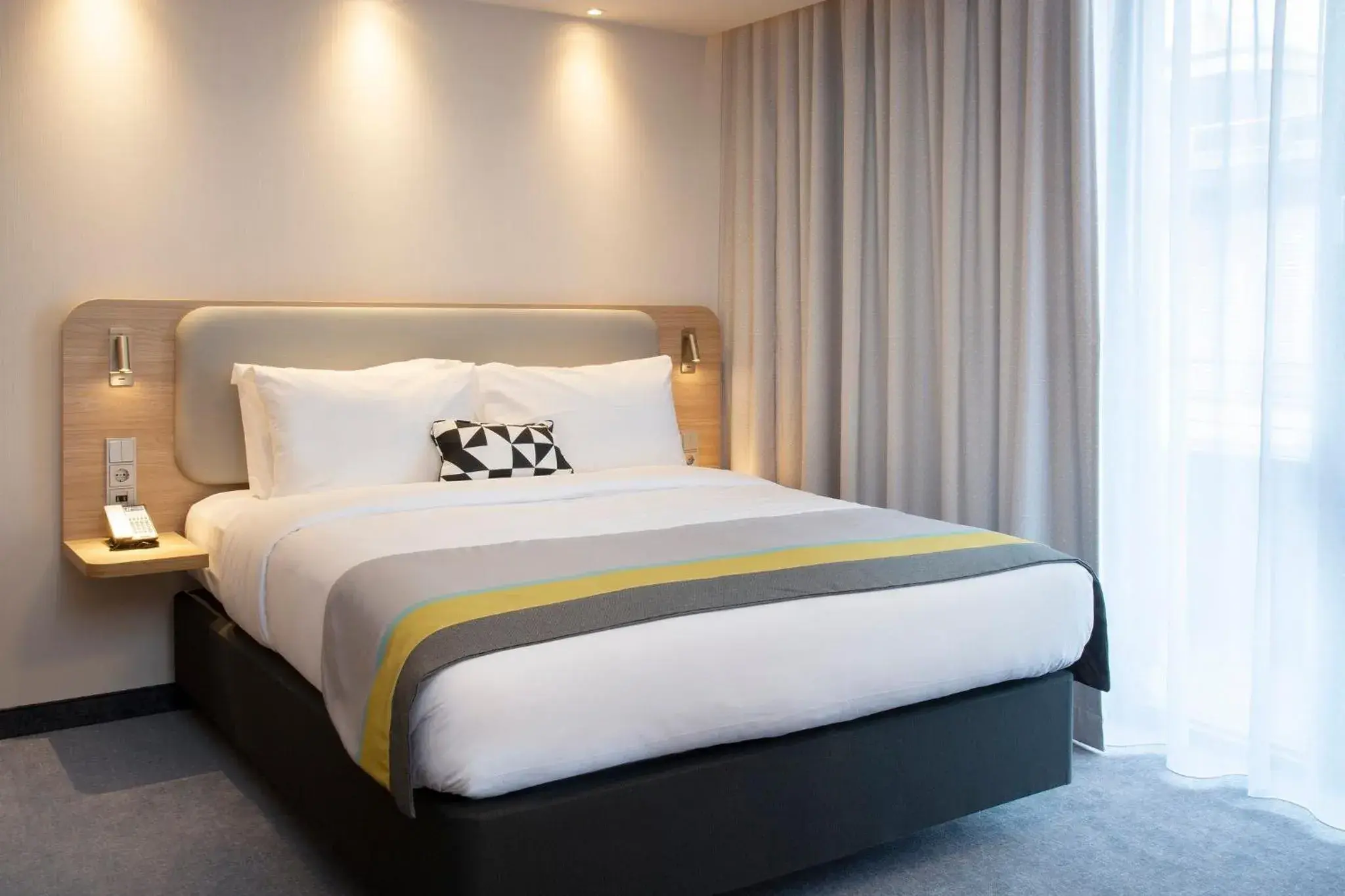 Photo of the whole room, Bed in Holiday Inn Express Stuttgart-Waiblingen by IHG Photo of the whole room, Bed in Holiday Inn Express Stuttgart-Waiblingen by IHG