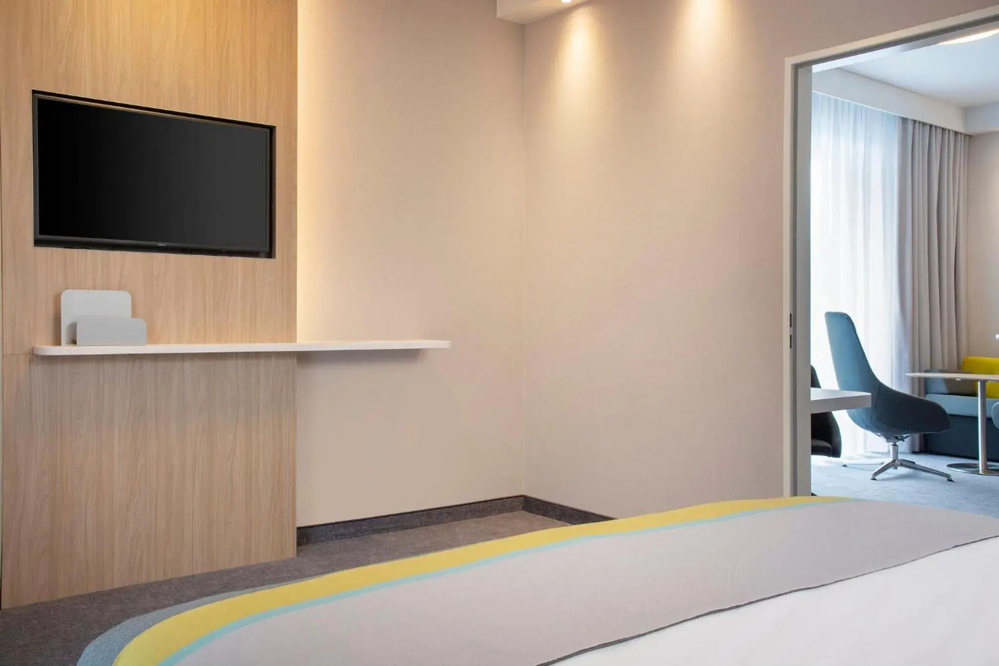 Photo of the whole room, Bed in Holiday Inn Express Stuttgart-Waiblingen by IHG Photo of the whole room, Bed in Holiday Inn Express Stuttgart-Waiblingen by IHG