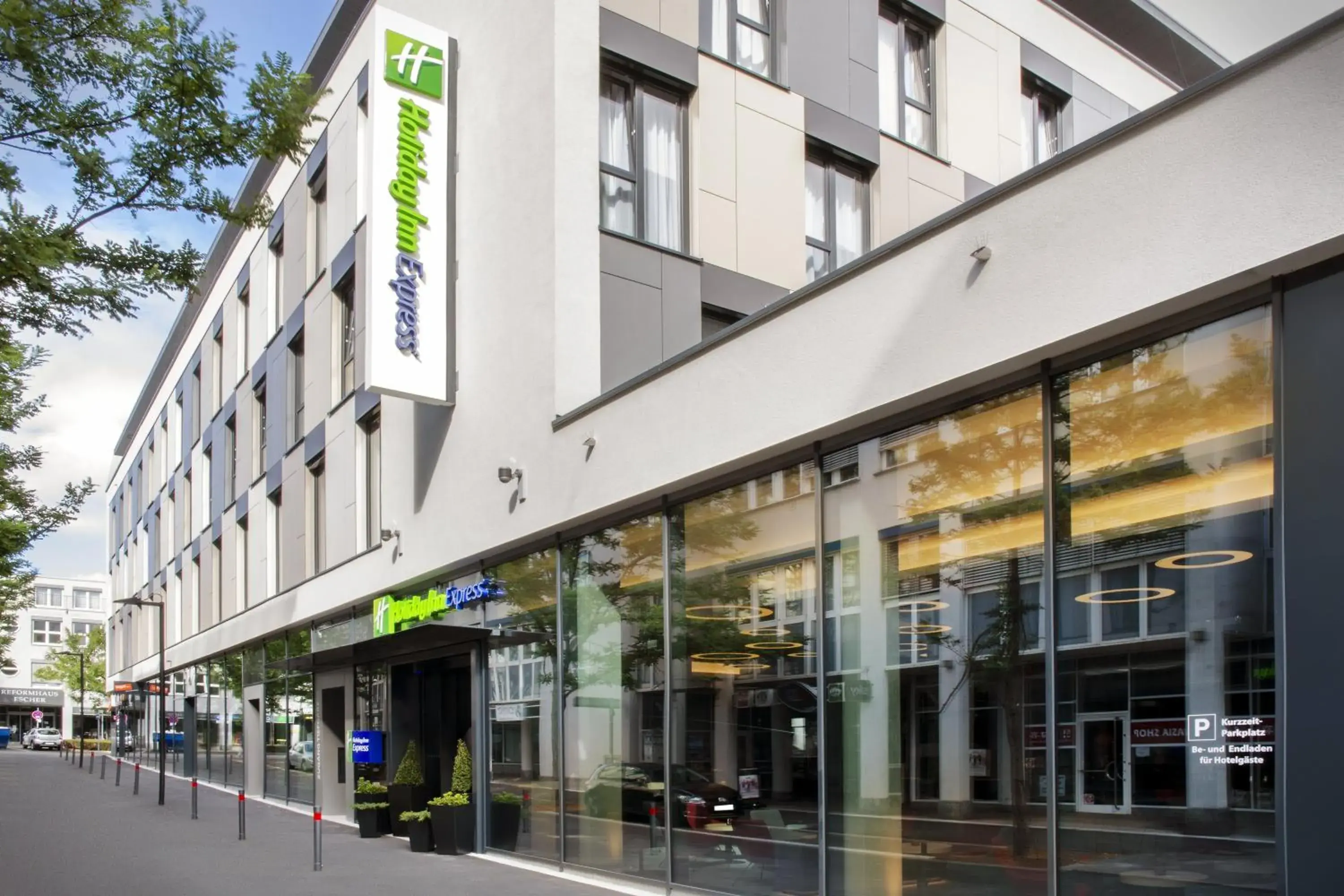 Property building in Holiday Inn Express Stuttgart-Waiblingen by IHG Property building in Holiday Inn Express Stuttgart-Waiblingen by IHG