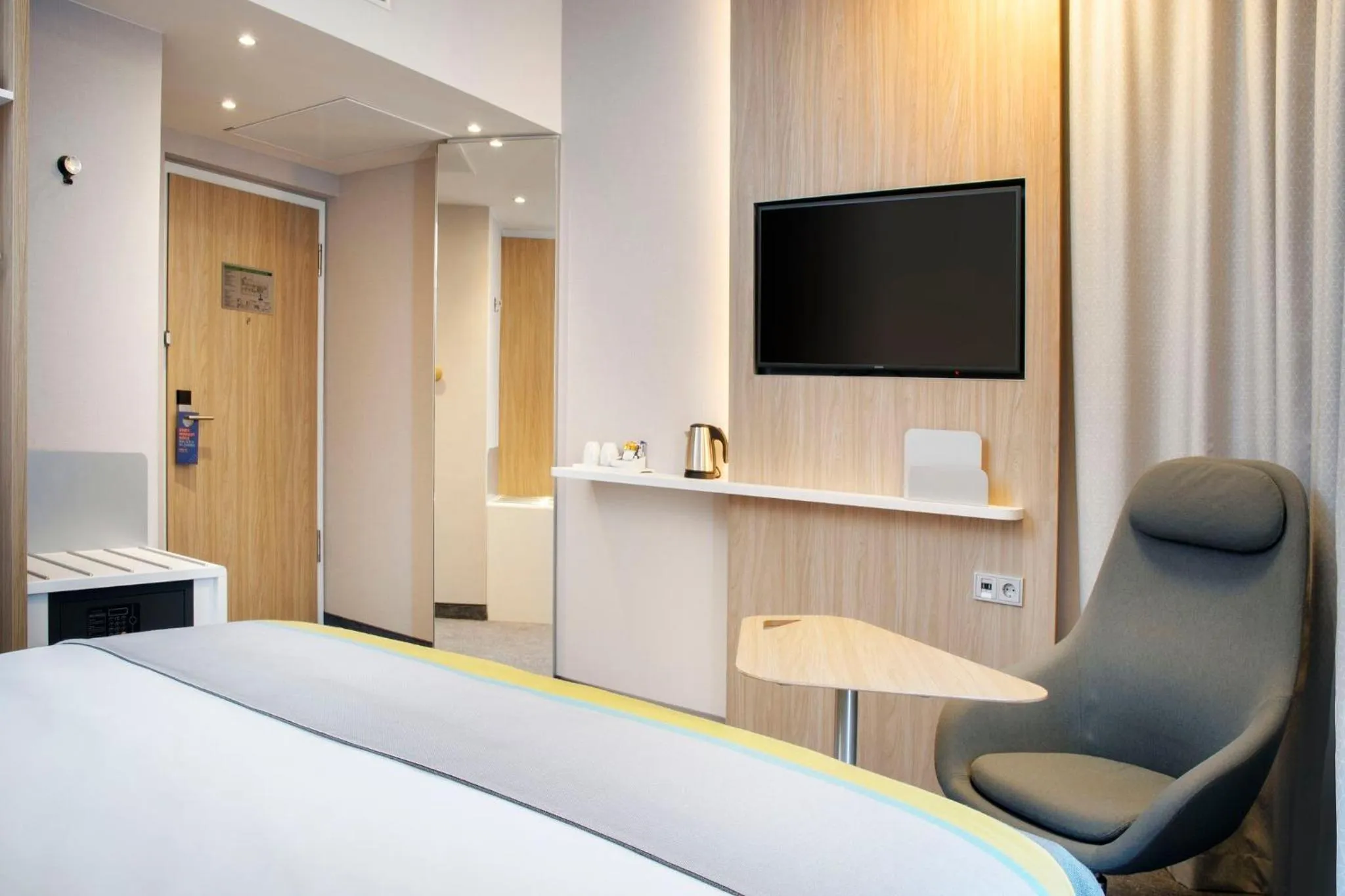 Photo of the whole room, Bed in Holiday Inn Express Stuttgart-Waiblingen by IHG