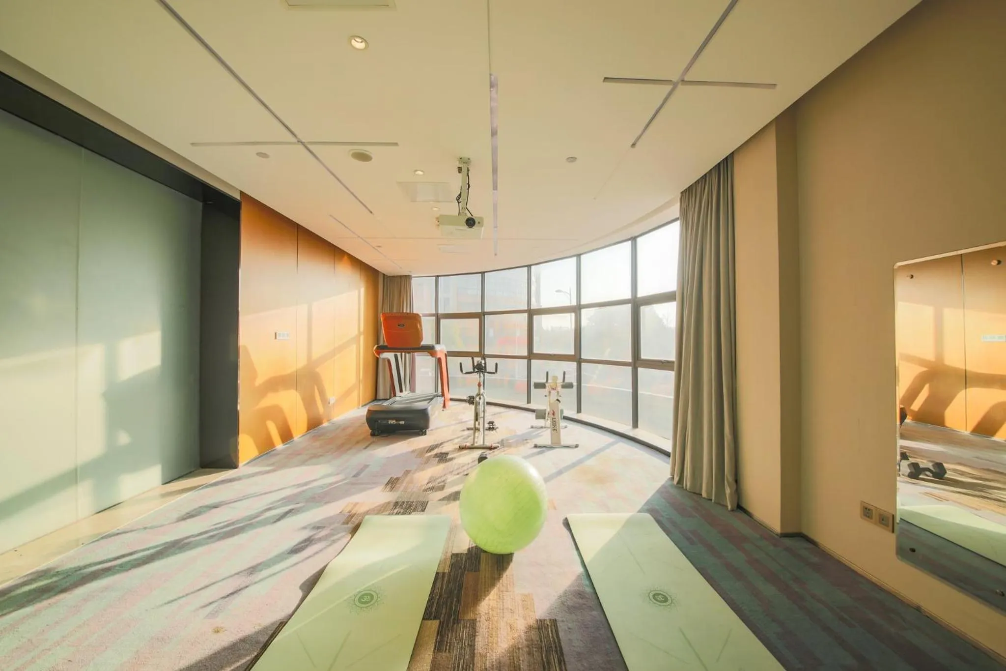 Spa and wellness centre/facilities in Holiday Inn Express - Shaoxing Paojiang, an IHG Hotel