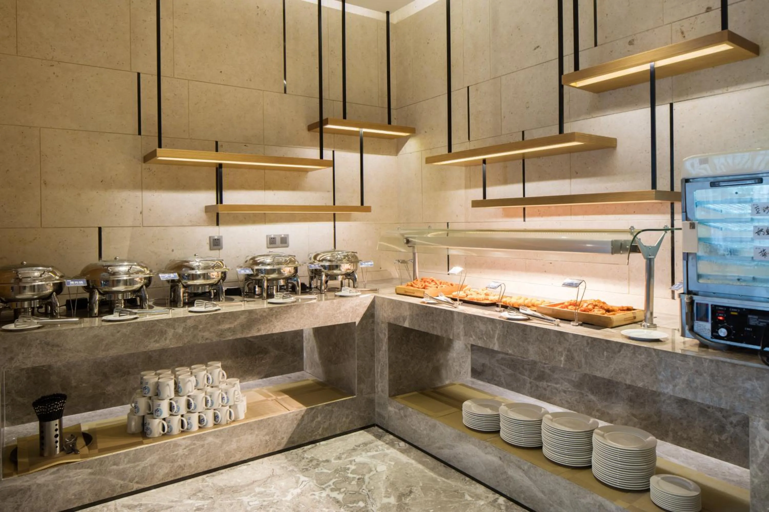 Restaurant/places to eat, Kitchen/Kitchenette in Holiday Inn Express - Shaoxing Paojiang, an IHG Hotel