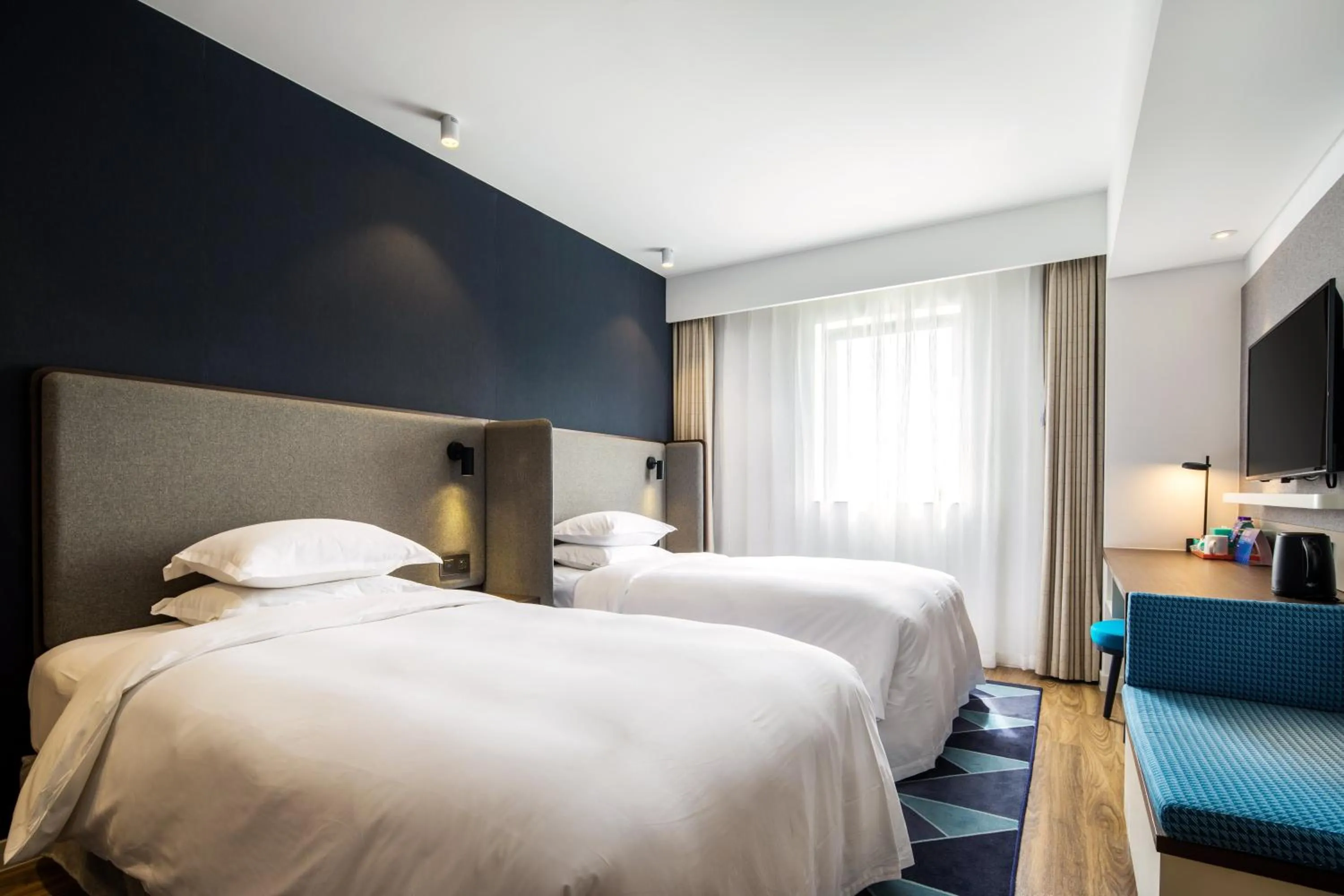 Photo of the whole room in Holiday Inn Express - Shaoxing Paojiang, an IHG Hotel