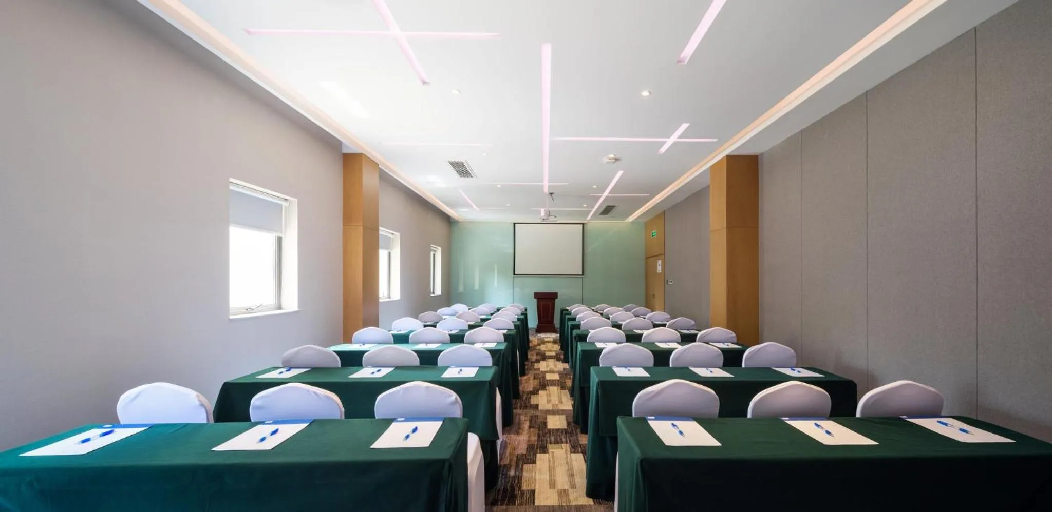 Meeting/conference room in Holiday Inn Express - Shaoxing Paojiang, an IHG Hotel