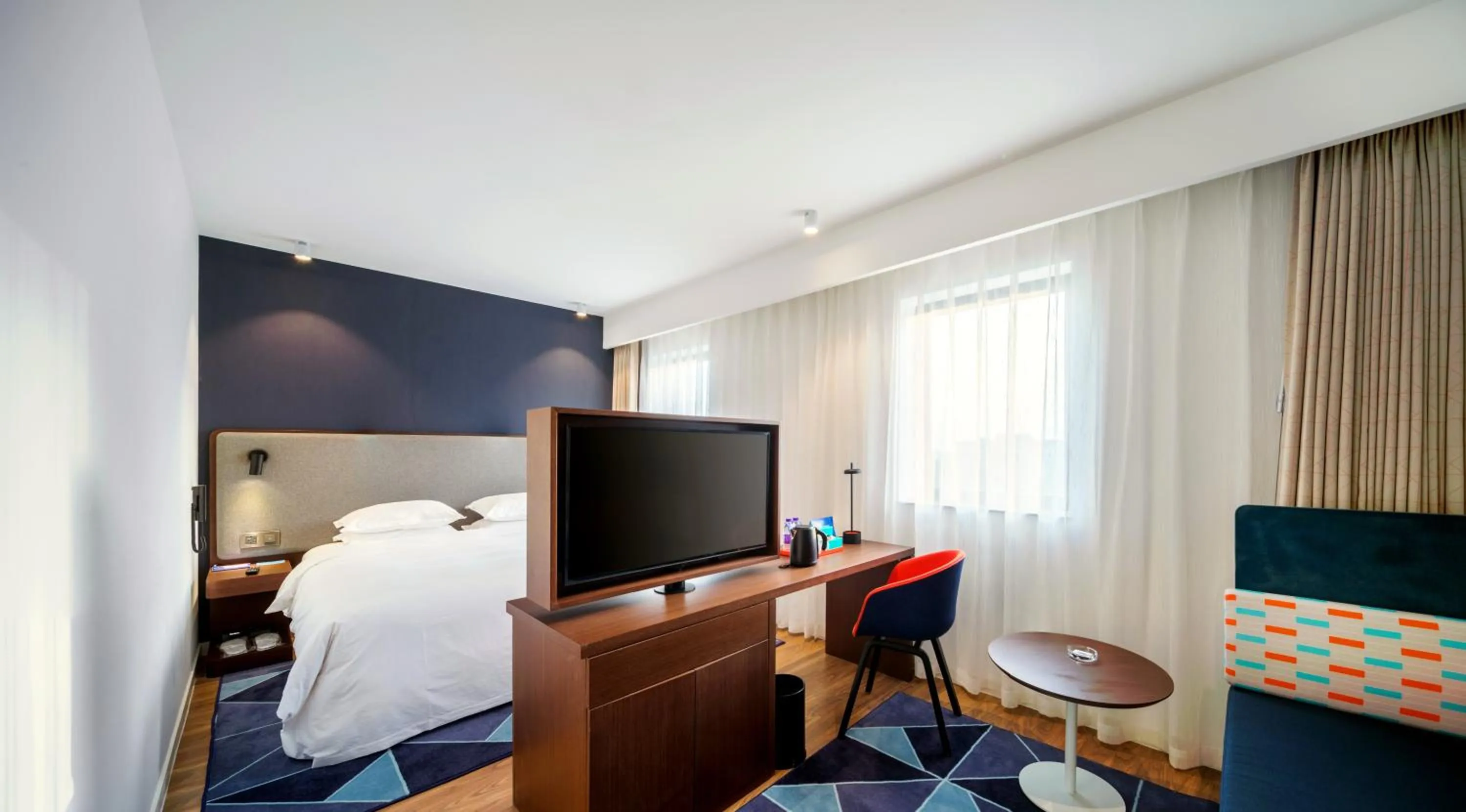 Photo of the whole room, TV/Entertainment Center in Holiday Inn Express - Shaoxing Paojiang, an IHG Hotel