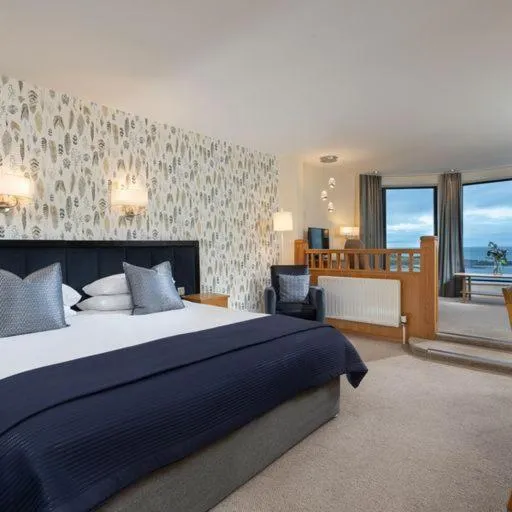 Bedroom, Bed in Bayview Hotel