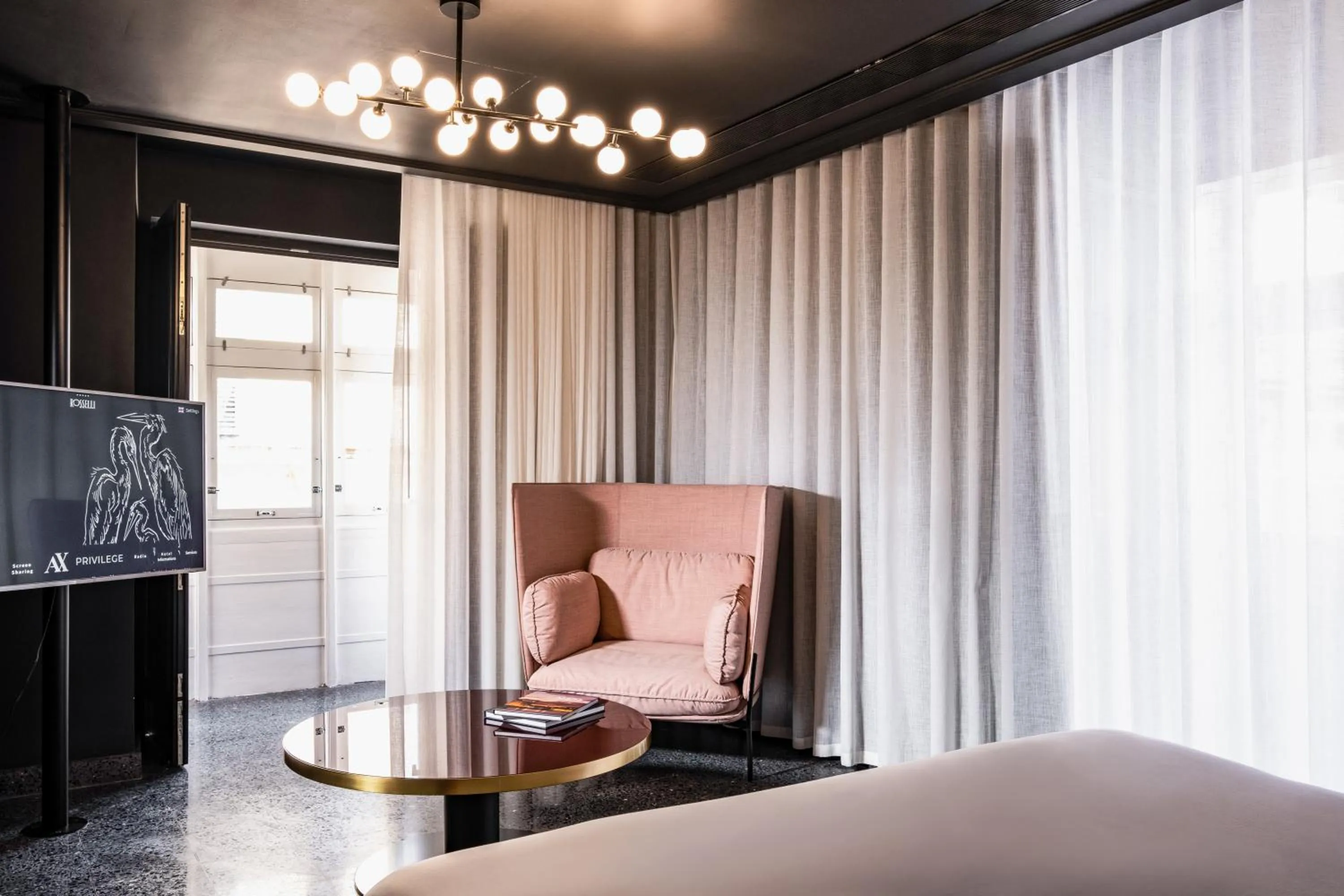 Photo of the whole room in Rosselli