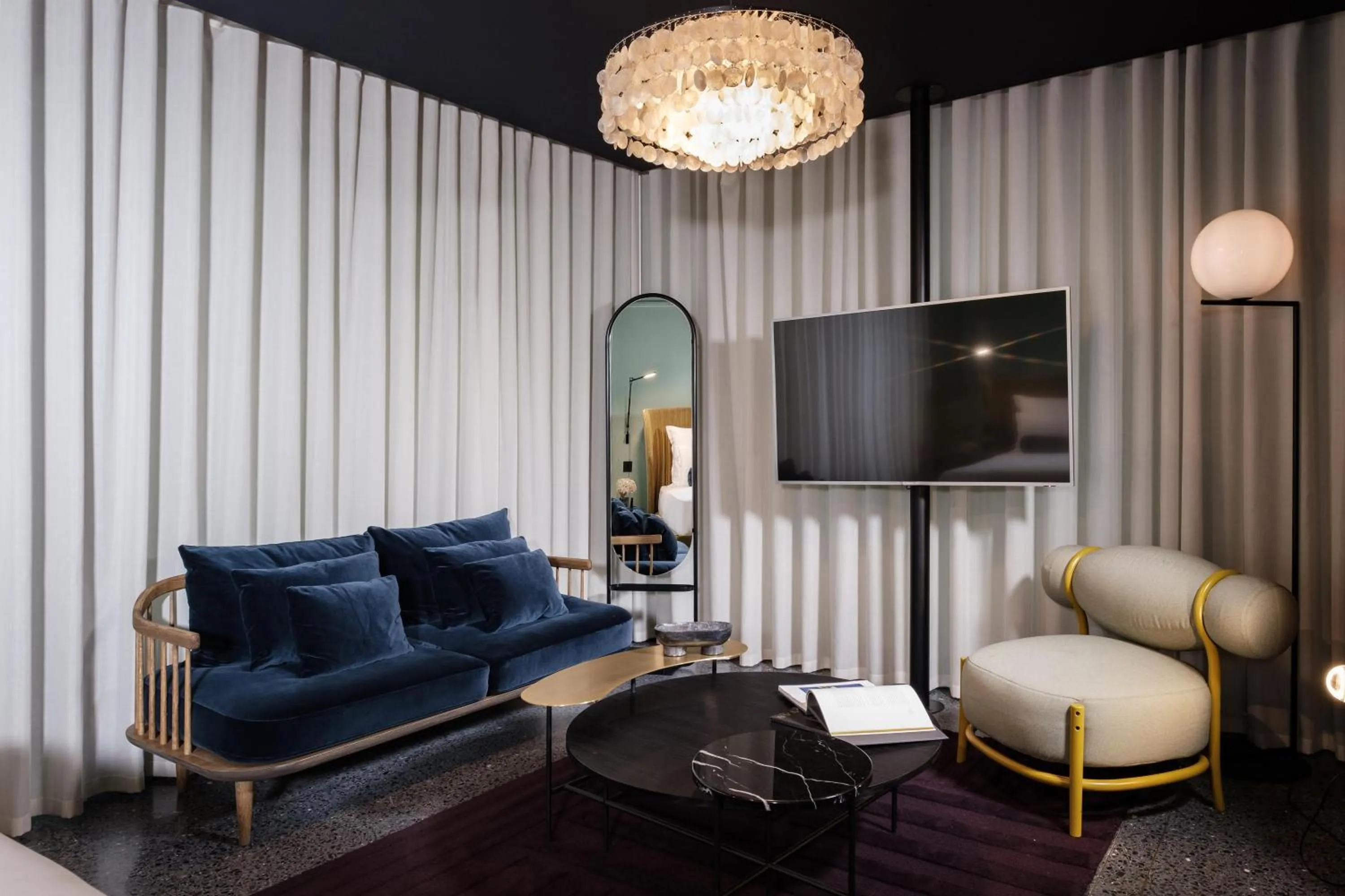 Photo of the whole room in Rosselli