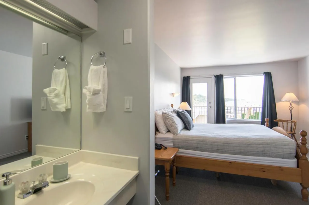 Bed in Harbour House Hotel