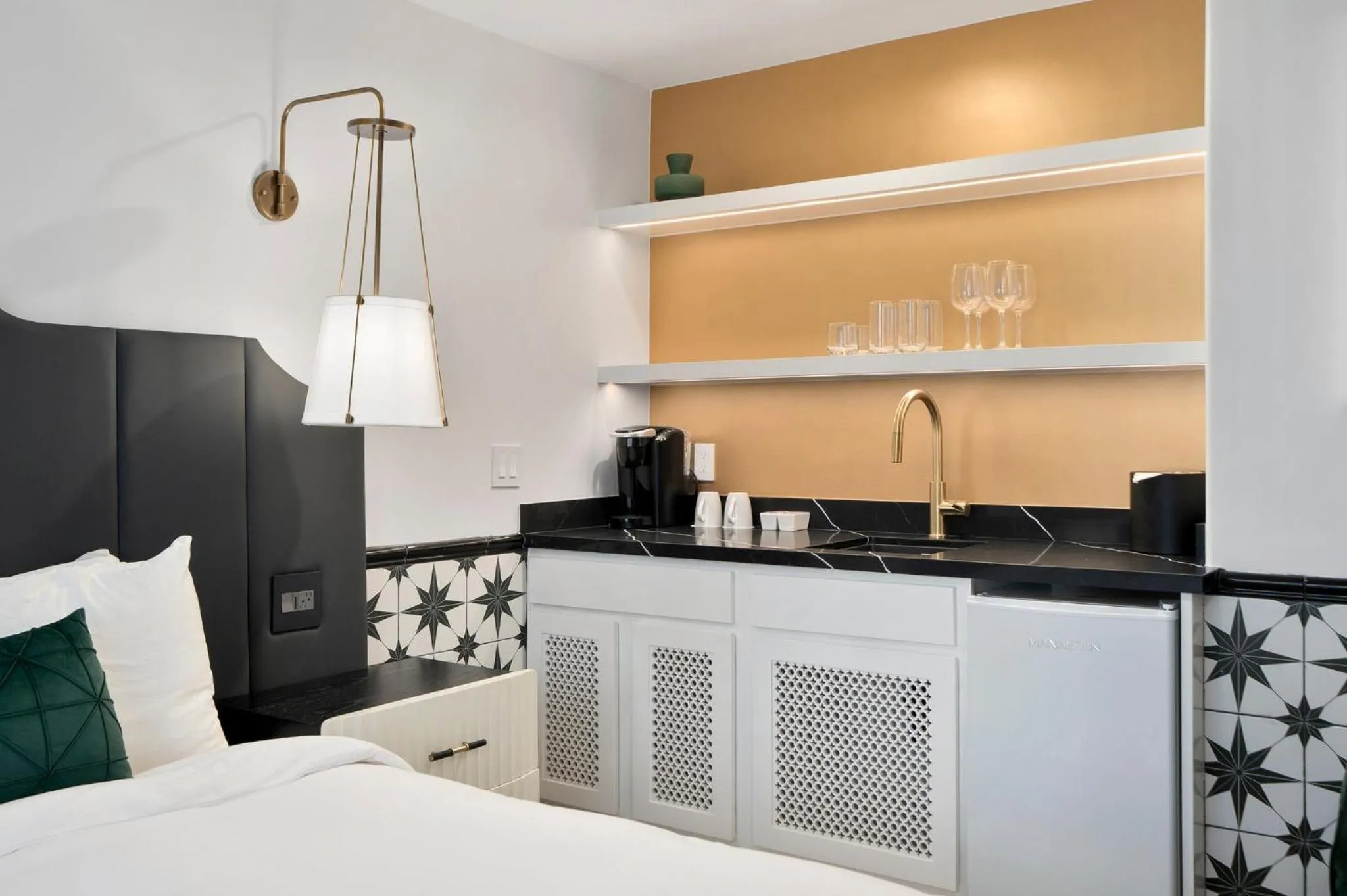 Kitchen or kitchenette, Bed in Casablanca Inn