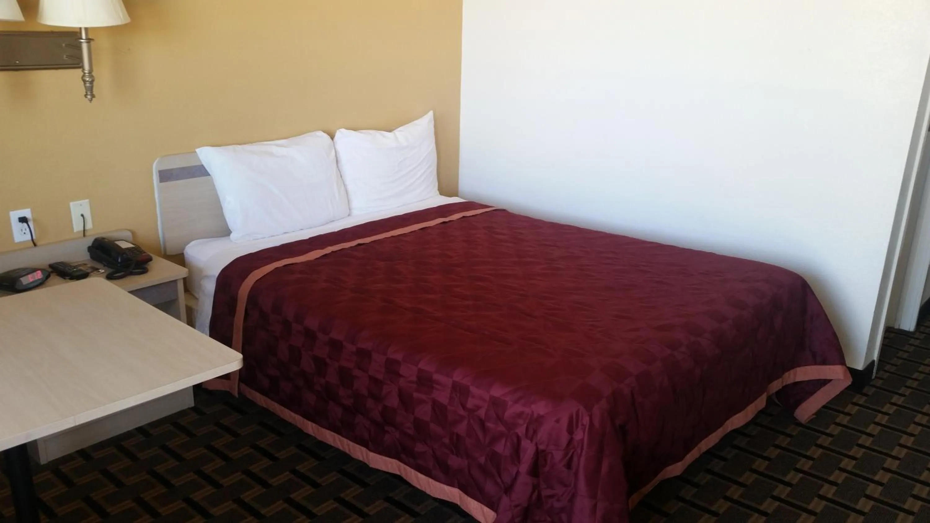 Bed in Americas Best Value Inn Amarillo Airport/Grand Street