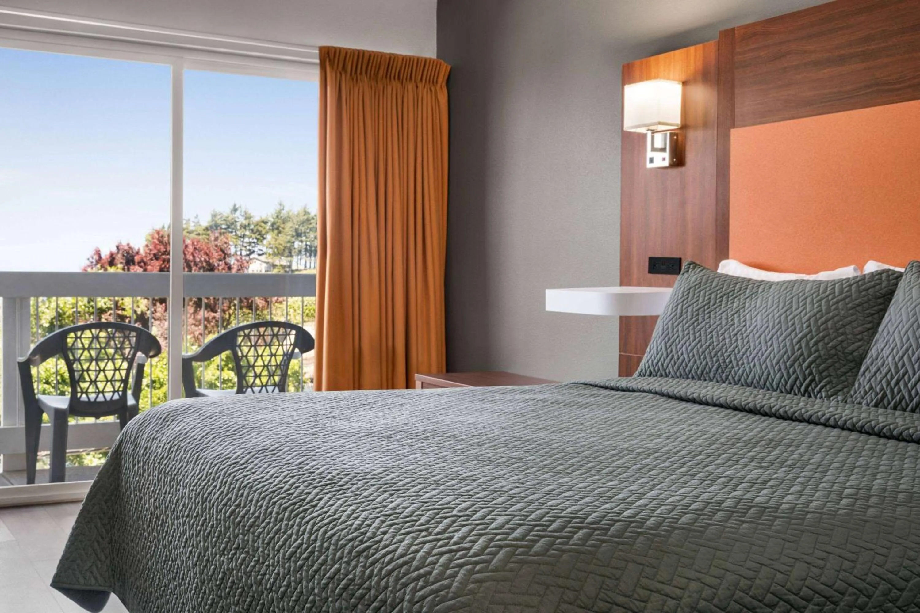 Photo of the whole room, Bed in Travelodge by Wyndham Depoe Bay