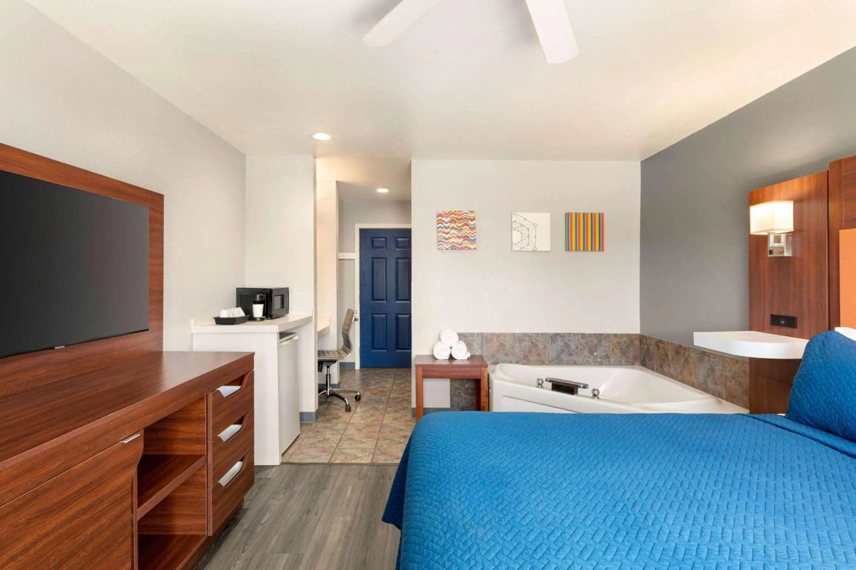 Bed in Travelodge by Wyndham Depoe Bay