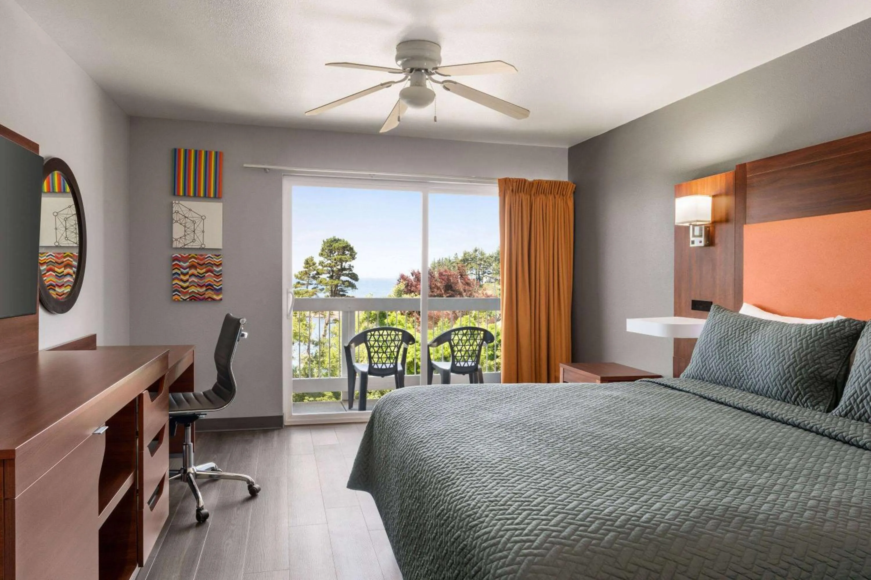 Photo of the whole room, Bed in Travelodge by Wyndham Depoe Bay