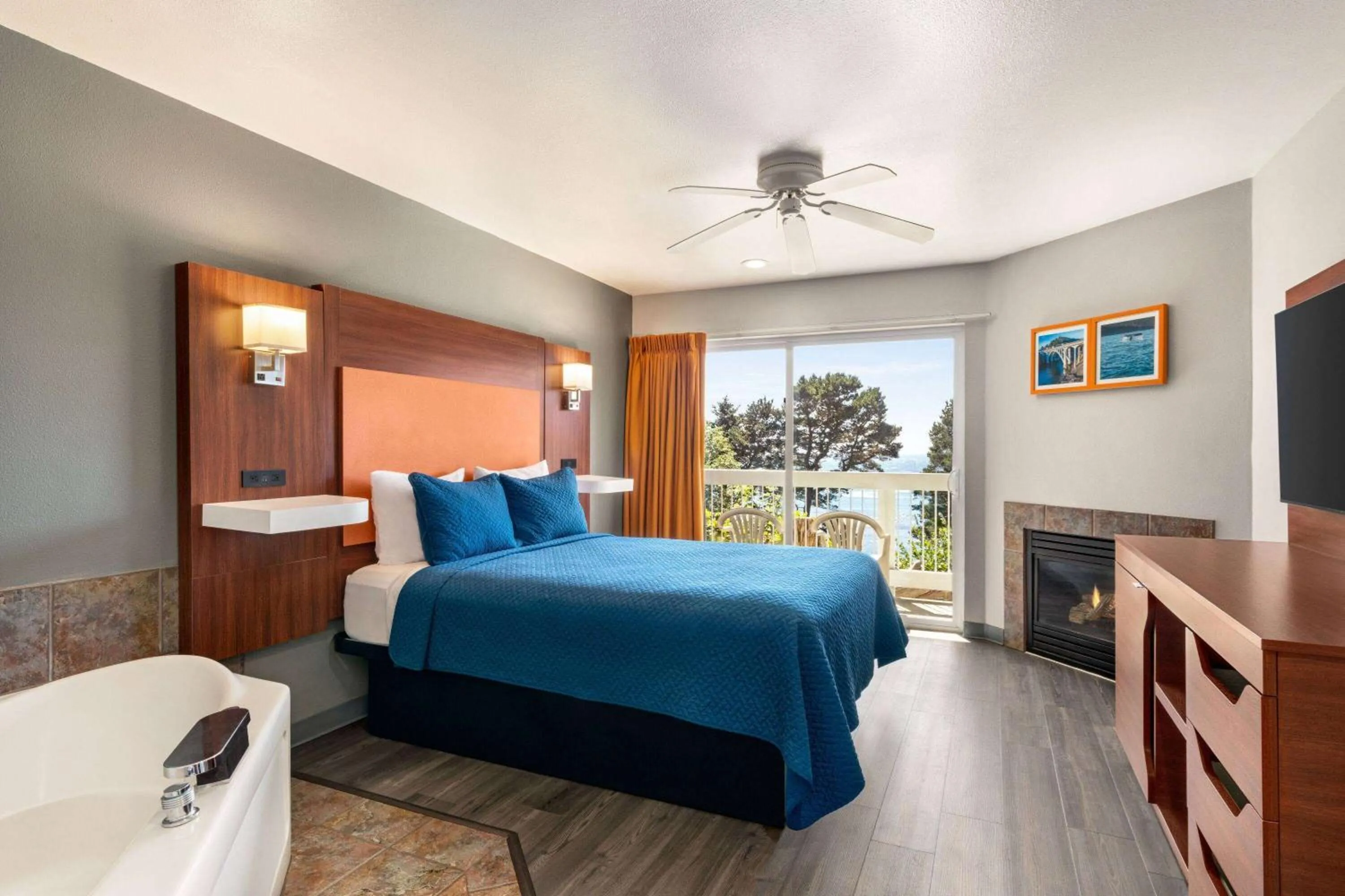 Bed in Travelodge by Wyndham Depoe Bay