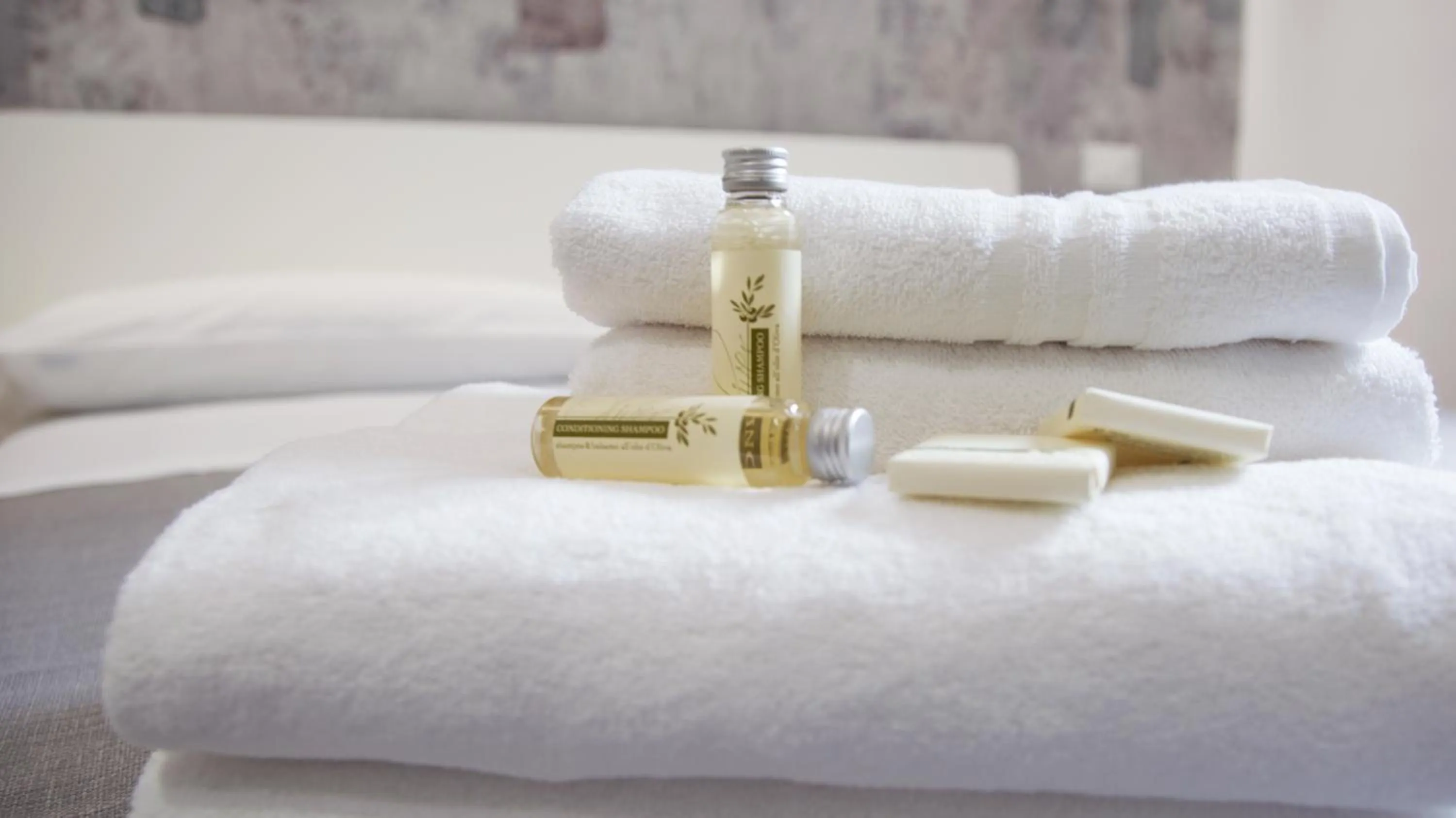 Bed in Suite Inn Rome