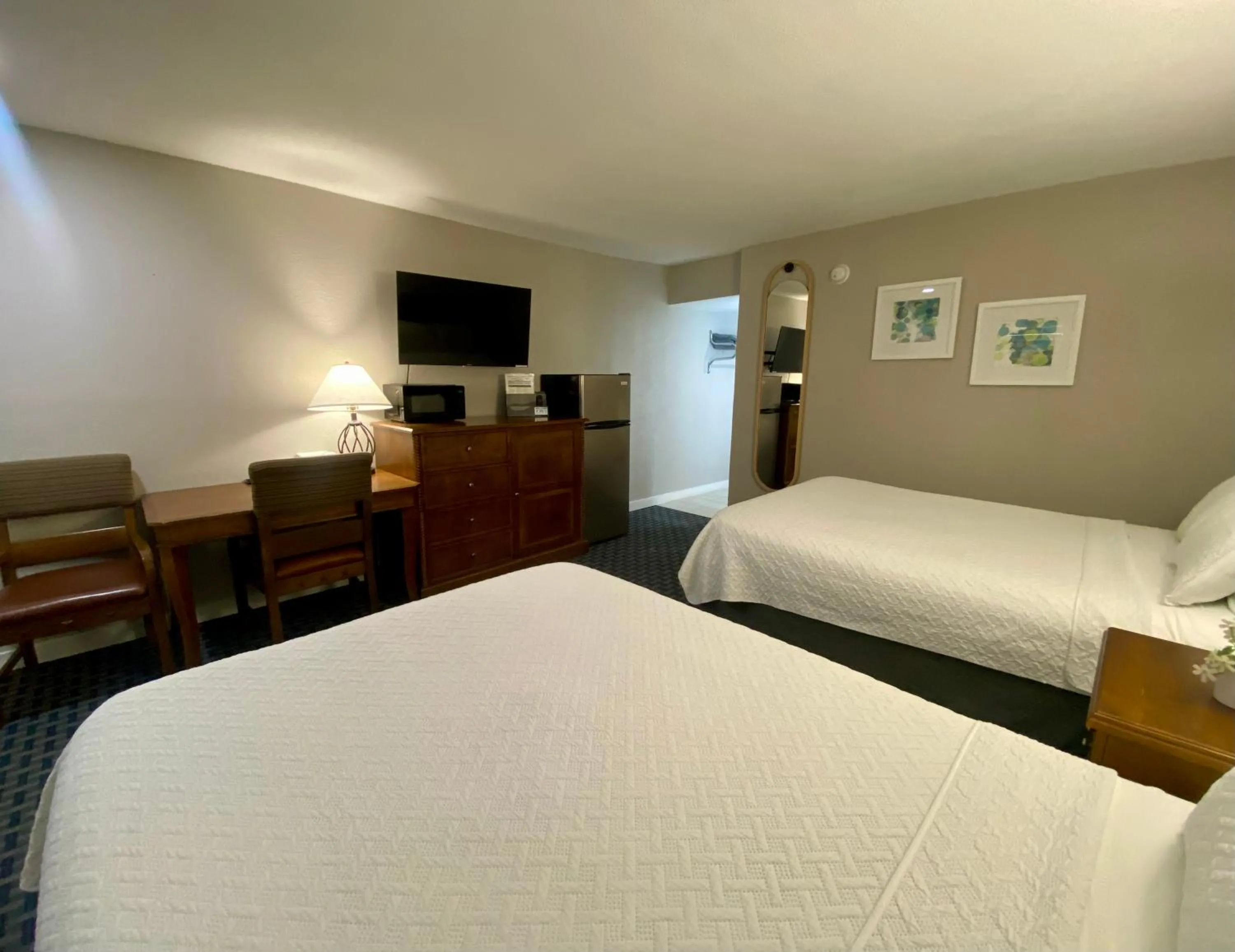 Photo of the whole room, Bed in Welcome Inn