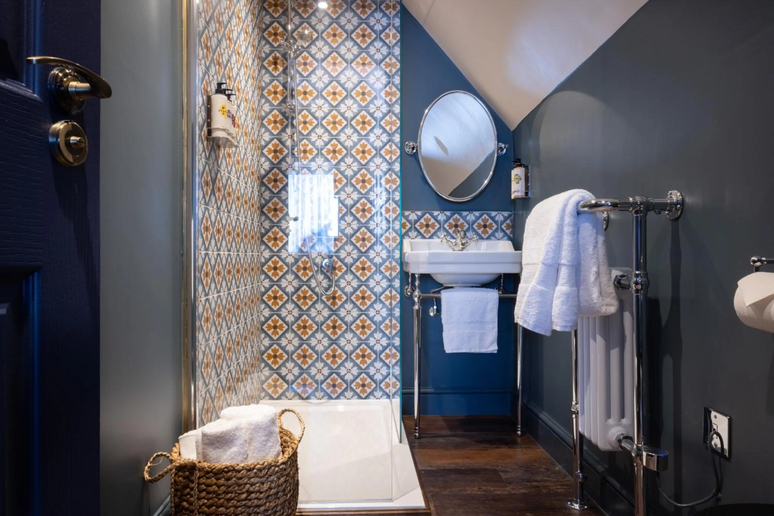 Shower, Bed in The White Hart - A Heartwood Inn