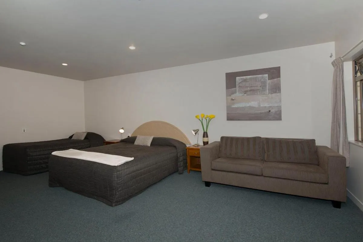 Photo of the whole room in Lake Point Motel